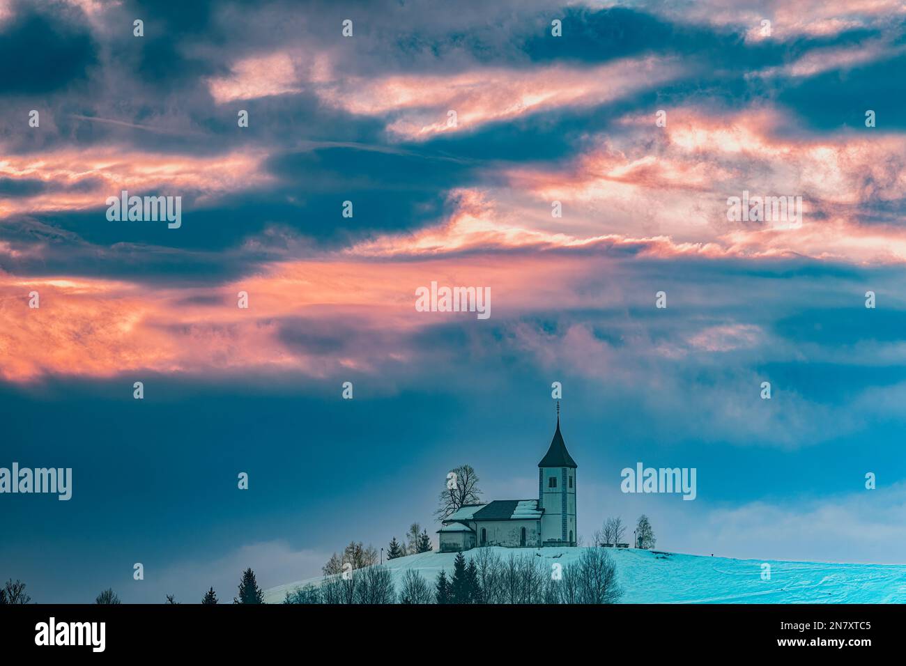 Die berühmte Kirche Saints Primus und Felician bei Sonnenaufgang Stockfoto