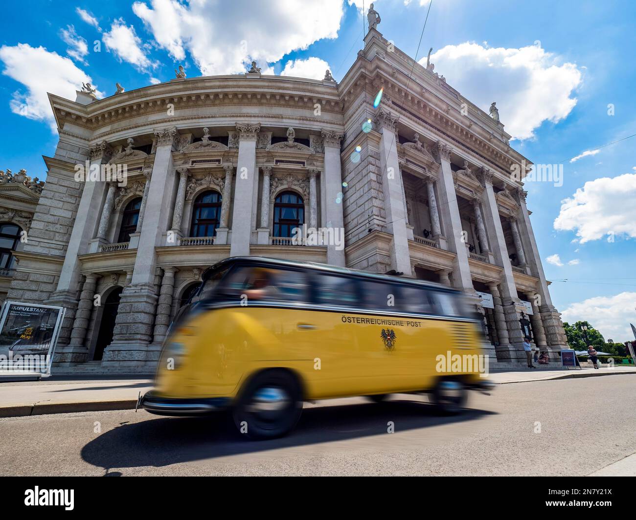 Alter Postbus vor dem Burgtheater, Ringstraße, Wien, Österreich Stockfoto