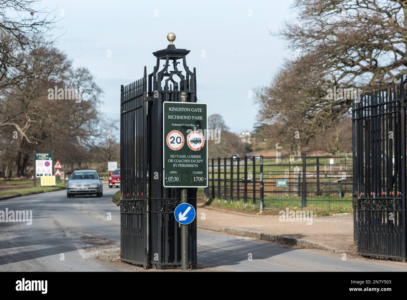 Der Kingston Gate Eingang zum Richmond Park an einem Wintertag Stockfoto