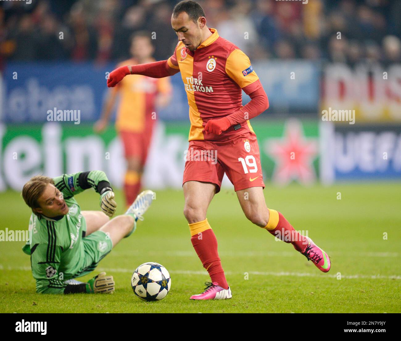Galatasaray's Umut Bulut, right, scores his side's 3rd goal past Schalke goalkeeper Timo Hildebrand during the Champions League round of 16 second leg soccer match between Schalke and Galatasaray in Gelsenkirchen, Germany, Tuesday, March 12, 2013. (AP Photo/Martin Meissner) Stockfoto