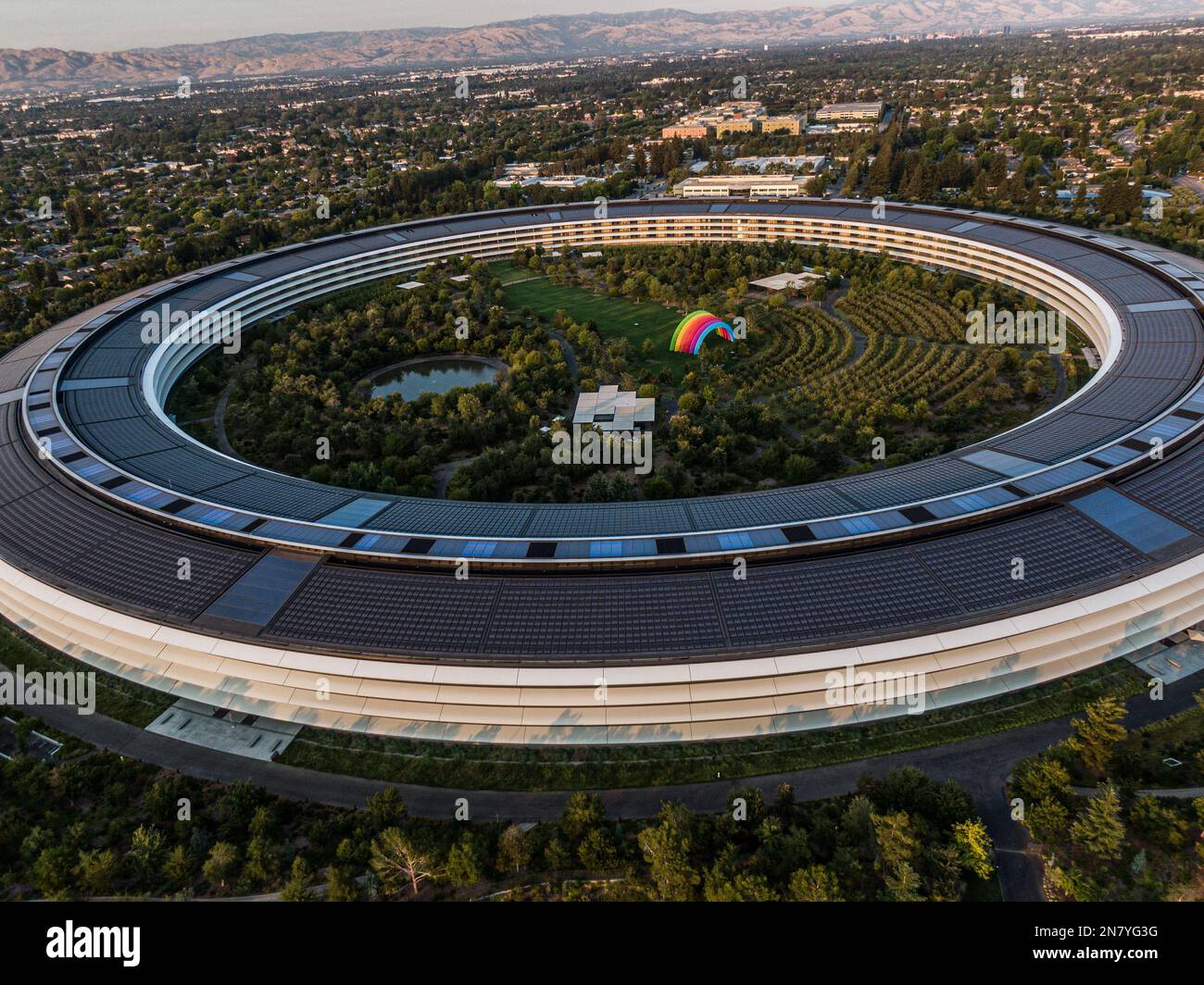 Cupertino, USA, 15. Juli 2020 Aerial View of the Apple Park Campus Building and grounds in the Sunset. Paul Kuroda/Alamy Stock Photo Stockfoto