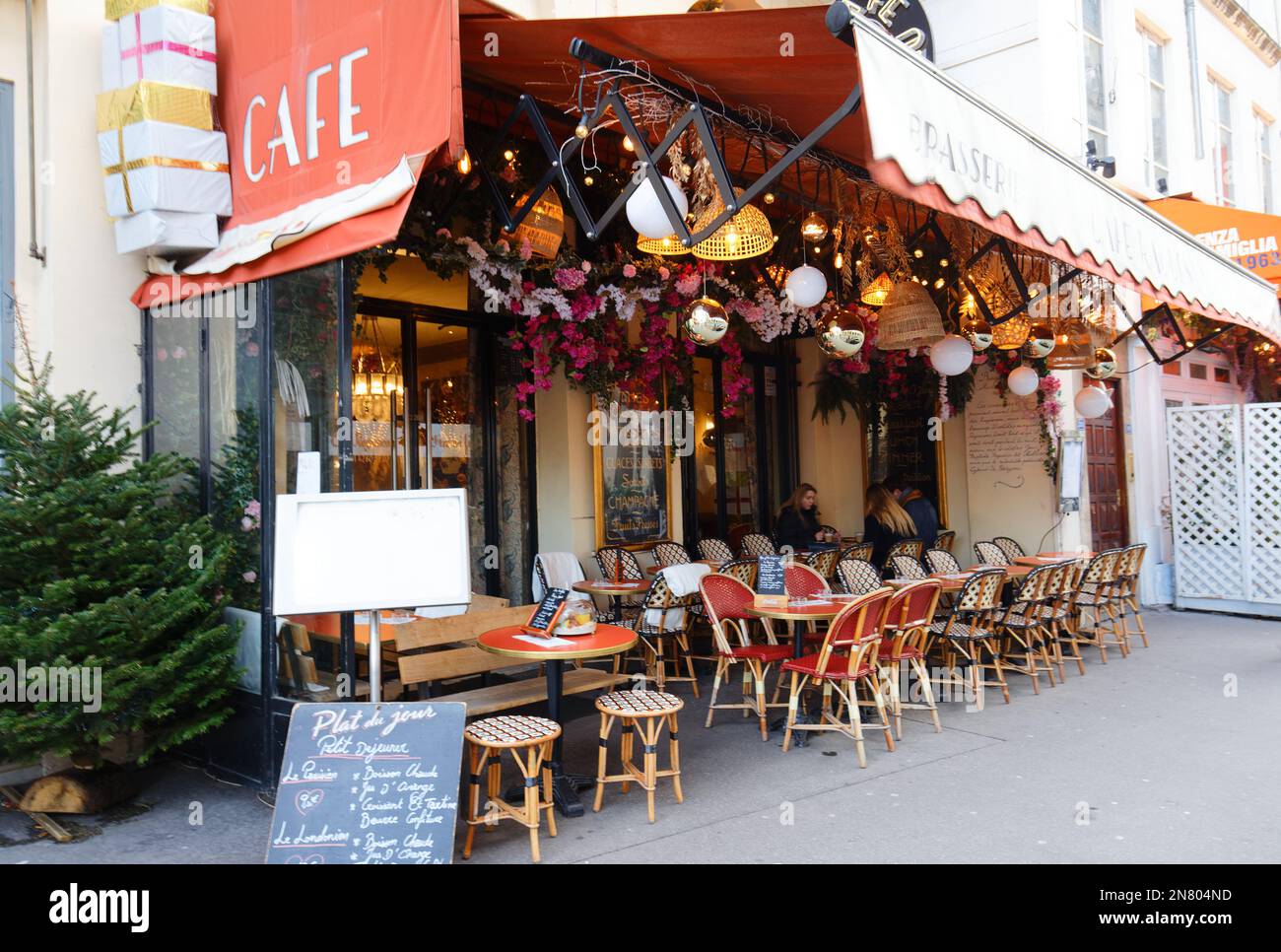 Paris, Frankreich-15. Januar 2023 : im 1. Arrondissement gelegen, traditionelles französisches Café Ragueneau in der Nähe des Palais Royal und der Gärten, Comed Stockfoto