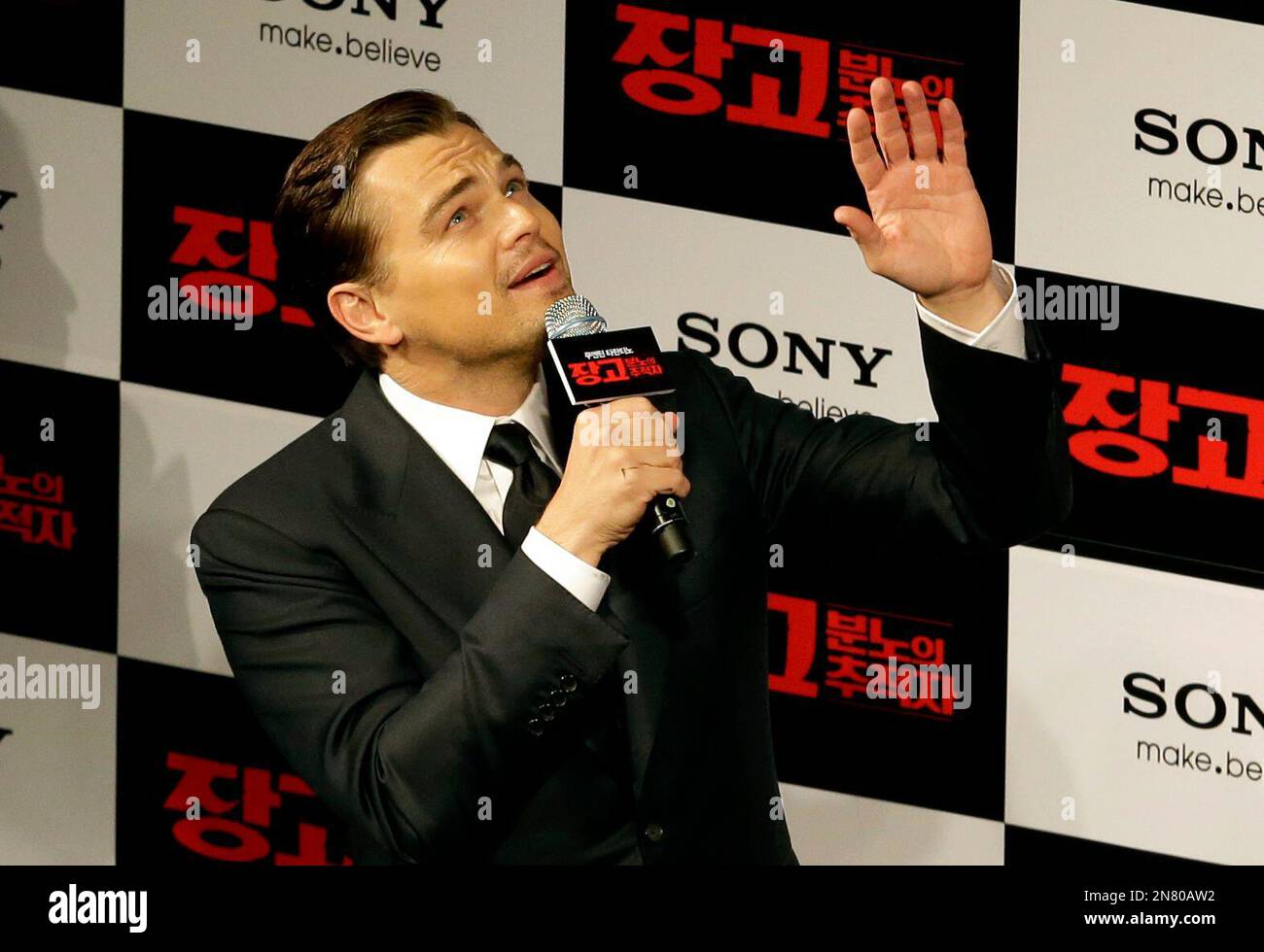 Actor Leonardo DiCaprio waves to fans upon arriving for the premiere of his new film "Django Unchained" in Seoul, South Korea, Thursday, March 7, 2013. DiCaprio is in Seoul to promote the film which is to be released in South Korea on March 21. (AP Photo/Lee Jin-man) Stockfoto