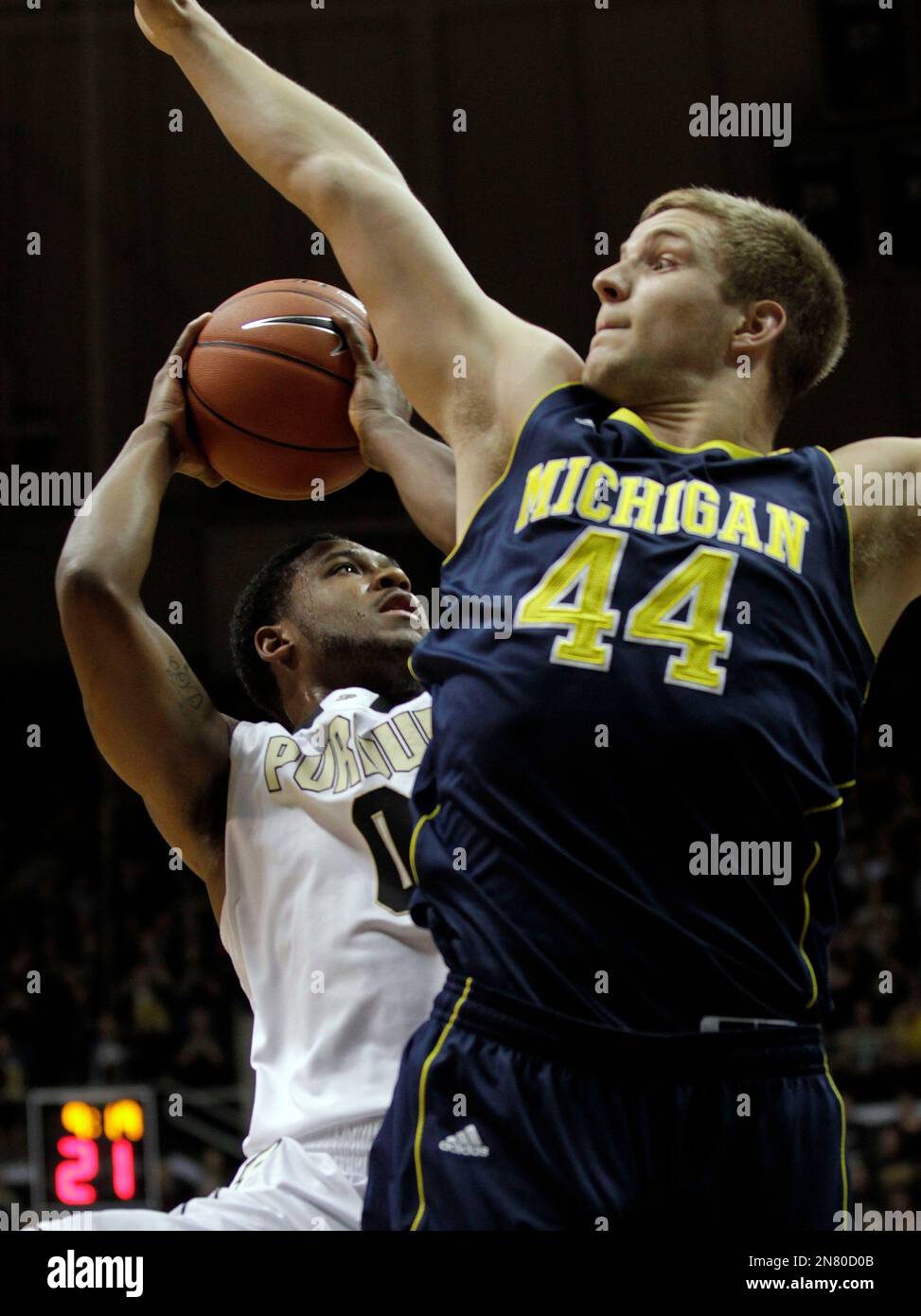 Purdue guard Terone Johnson, left, shoots around the defense of Michigan forward Max Bielfeldt during the first half of an NCAA college basketball game on Wednesday, March 6, 2013, in West Lafayette, Ind. (AP Photo/AJ Mast) Stockfoto