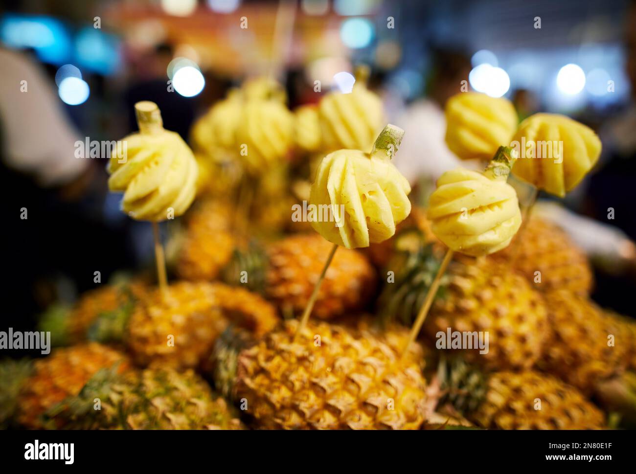 Street Food mit frischer Ananas auf dem Nachtmarkt am chinesischen Neujahrsfest in Bangkok Chinatown in Thailand Stockfoto