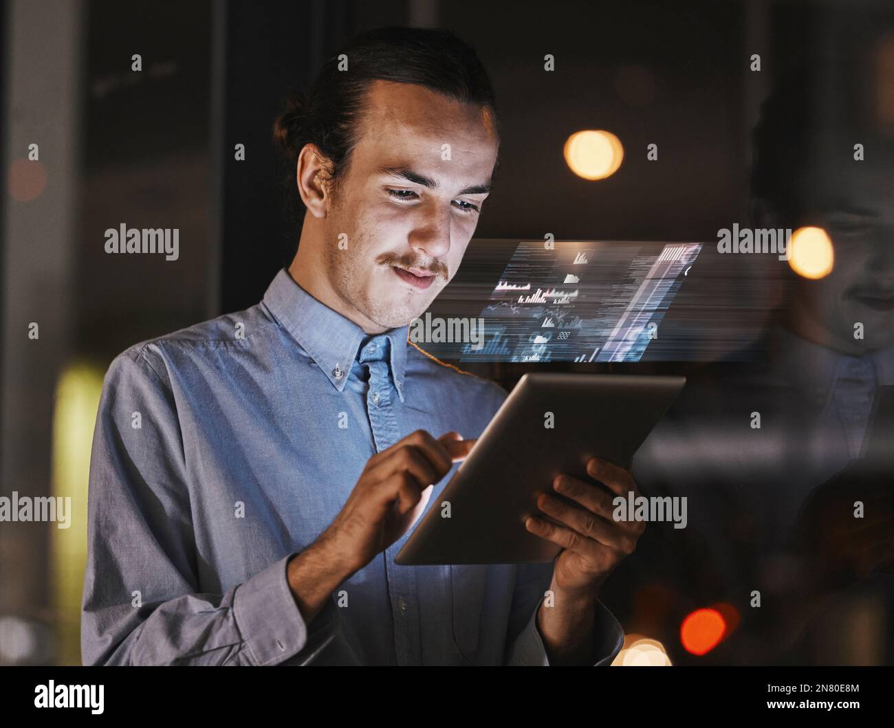 Digitales Tablet, Nacht und Geschäftsmann, der mit 3D-Overlay für Handel, Krypto oder Marktforschung arbeitet. Technologie, Innovation und professioneller Mann Stockfoto