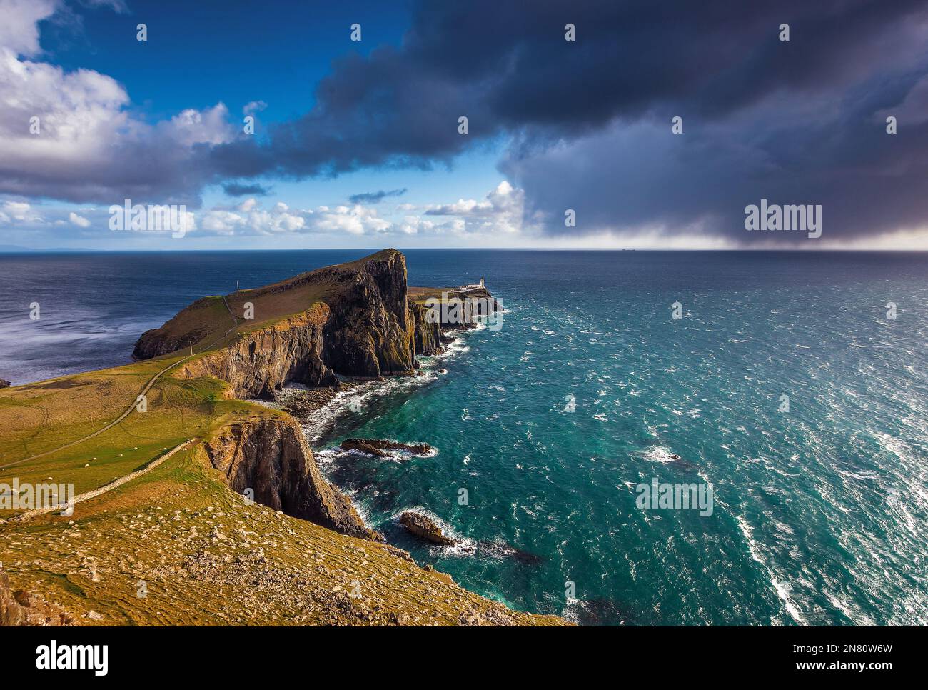 Isle of Skye, Schottland - Dunkle Wolken über dem Neist Point Lighthouse Minuten vor einem starken strom in den schottischen Highlands, Großbritannien Stockfoto