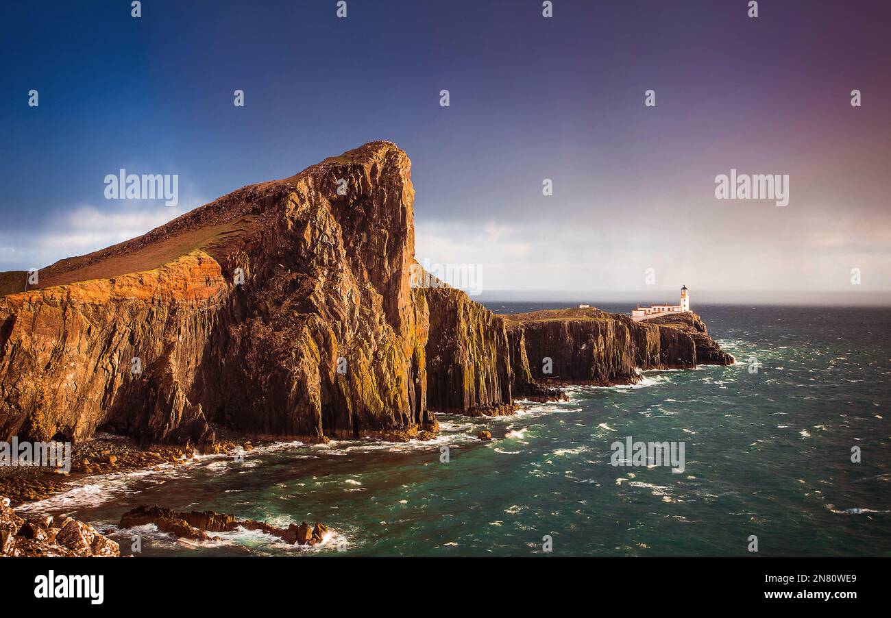 Isle of Skye, Schottland - der berühmte Leuchtturm Neist Point und der Atlantische Ozean Minuten vor einem starken strom über dem schottischen Hochland Stockfoto