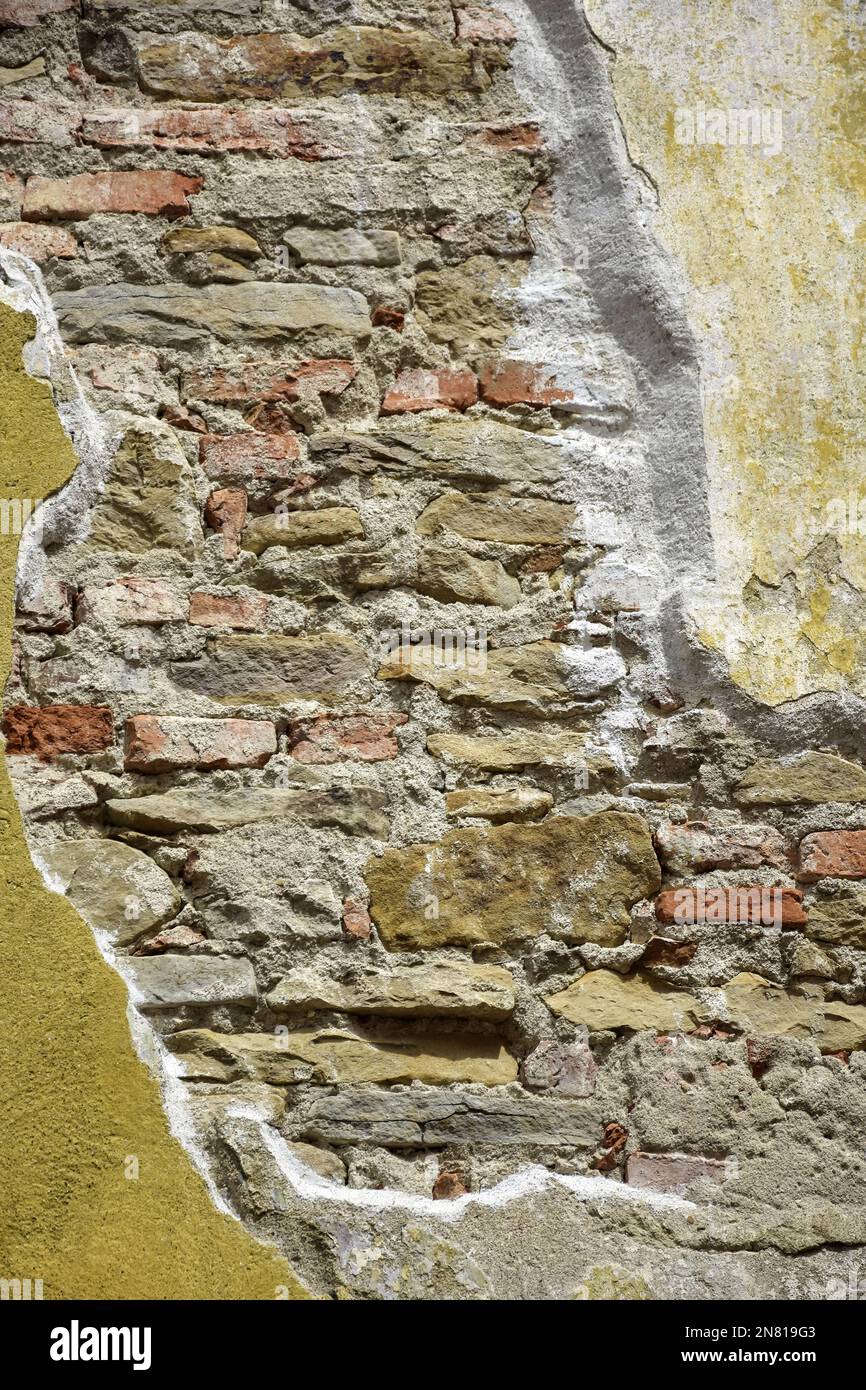Hintergrund einer alten Ziegelwand mit zusammengefallenem Putz. Struktur der schäbigen Baufläche. Zerstörte Ziegelwand mit heruntergefallenem Putz. Verwitterte Oberfläche. Stockfoto Hintergrund einer alten Ziegelwand mit zusammengefallenem Putz. Struktur der schäbigen Baufläche. Zerstörte Ziegelwand mit heruntergefallenem Putz. Verwitterte Oberfläche. Stockfoto