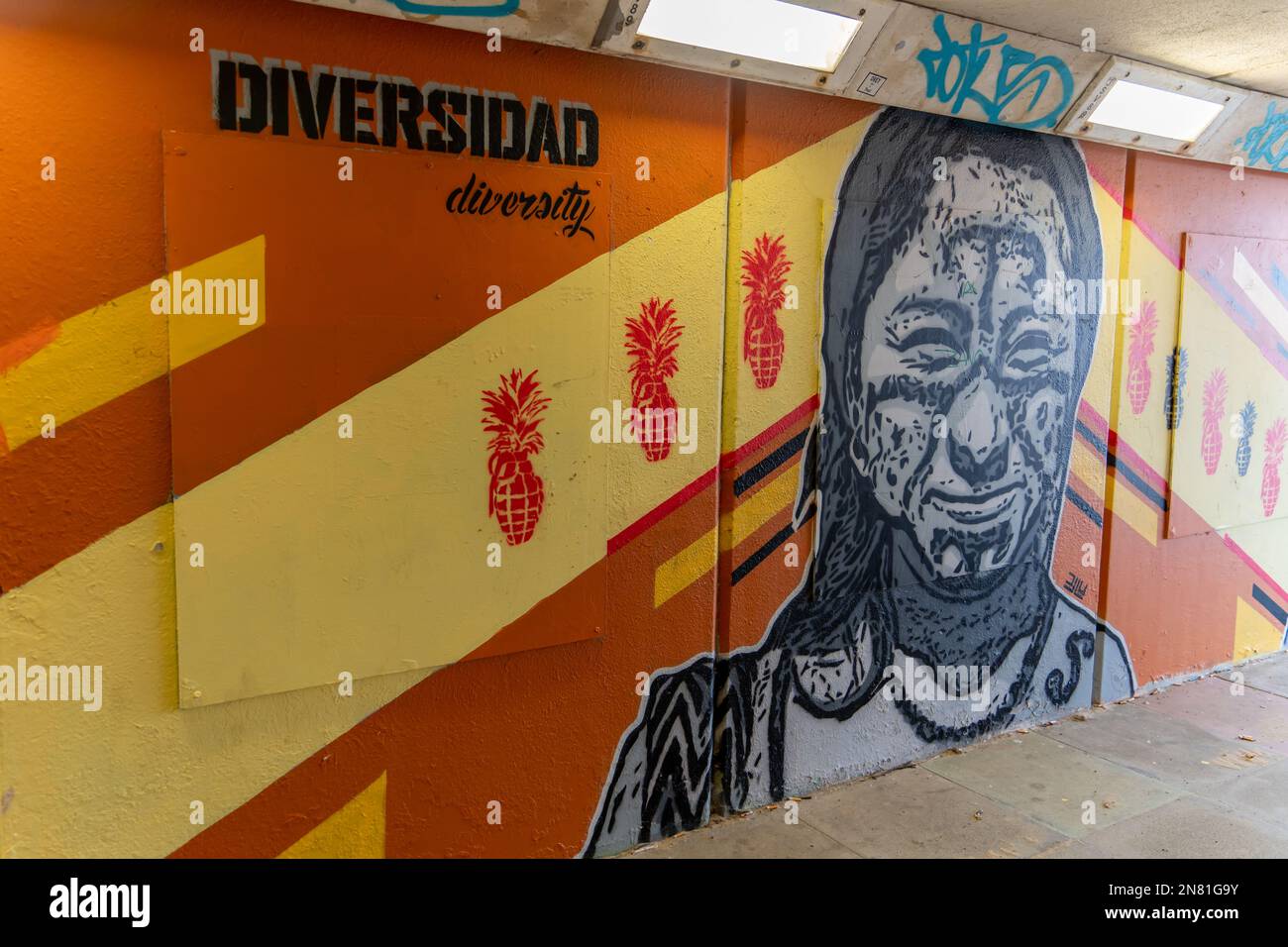 U-Bahn-Kunst zum Thema Vielfalt, im Küstendorf Cullercoats, nahe Tynemouth, Großbritannien, Künstler unbekannt. Stockfoto