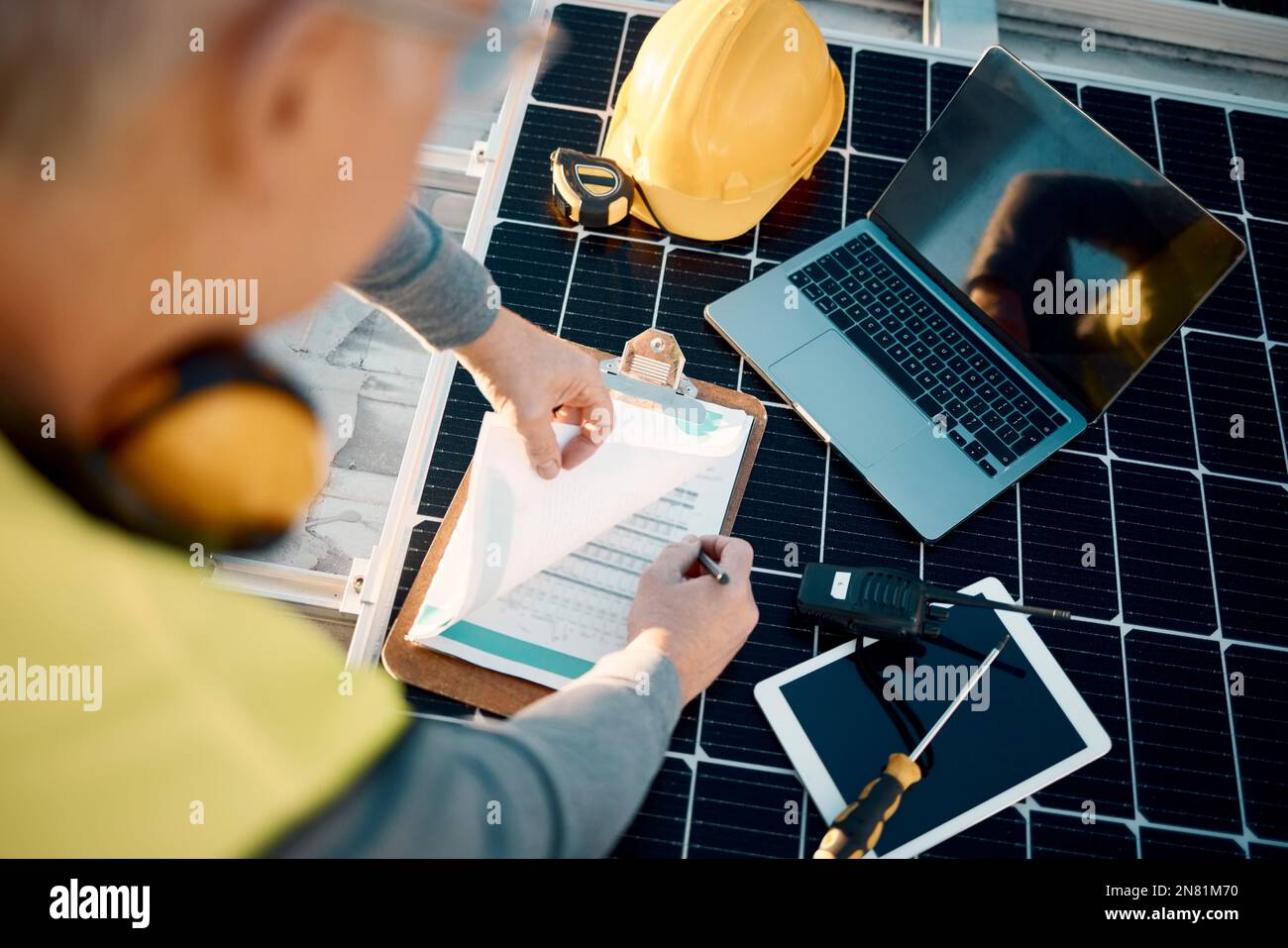 Sonnenkollektoren, Planungs- und Technikexperten mit Technologie, Checkliste oder Versicherung für die Installation. Energiesparender, Strom- und Elektrotechniker Stockfoto