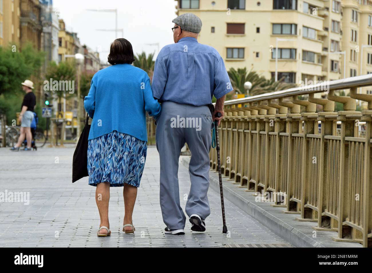 Pensioniertes Paar, das in San Sebastian spaziert Stockfoto
