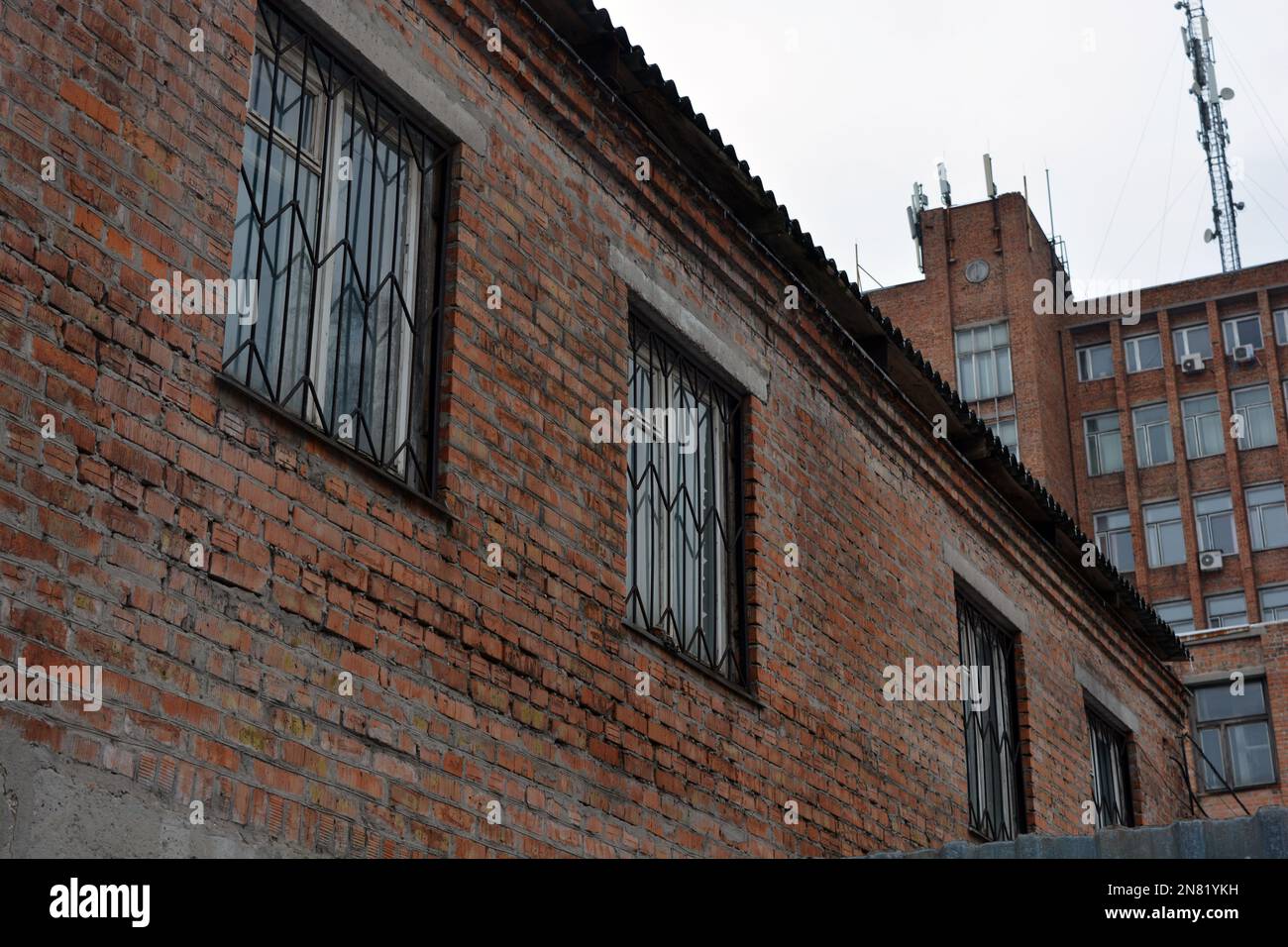 Ein großes Gebäude aus rotem, robustem Ziegel, ein sehr Interessantes Gebäude, das sich in der Stadt Dnipro, Ukraine, befindet. Stockfoto