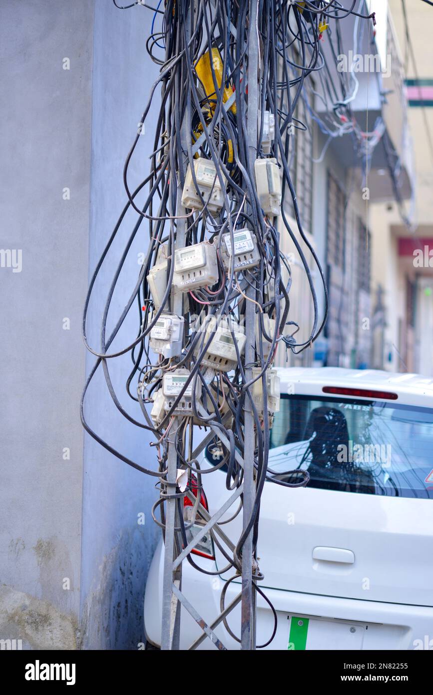 Elektrische Zähler am Pol auf der Straße Stockfoto