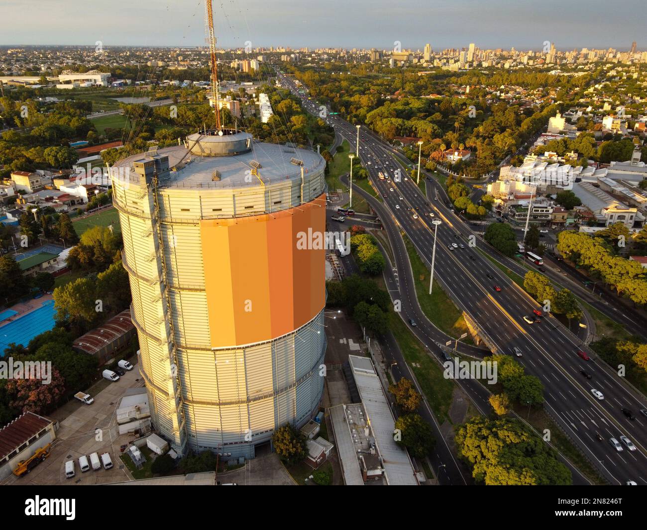 Kreuzung General Paz Avenue/Constituyentes Avenue mit dem Gasometertank Stockfoto