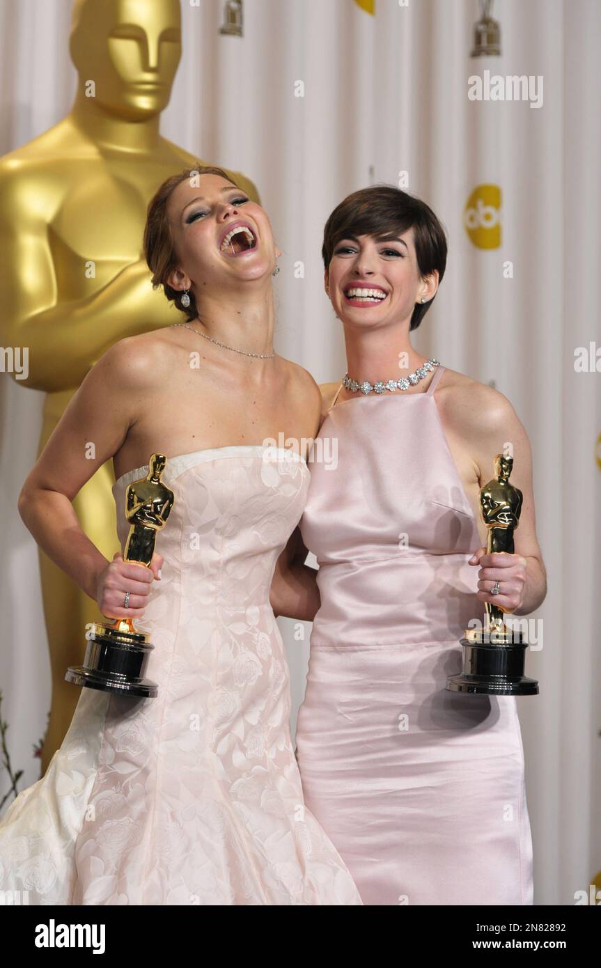 jennifer-lawrence-with-her-award-for-best-actress-in-a-leading-role-for