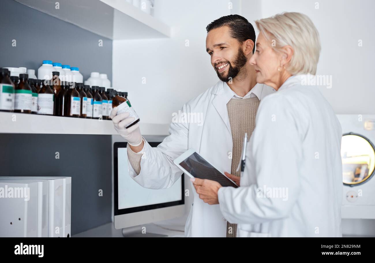 Wissenschaft, Medizin und Menschen im Labor mit Tablette für Impfstoffergebnisse, medizinische Gutachten und Forschung. Pharma-, Gesundheits- und Wissenschaftlerteam Stockfoto