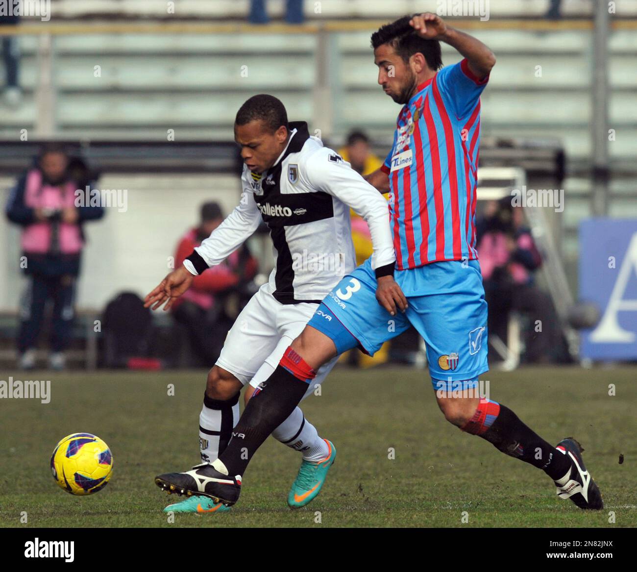 Parma's Jonathan Biabiany of France, left, vies for the ball with Catania's Nicolas Federico Spolli, of Argentina, during their Serie A soccer match at Parma's Tardini stadium, Italy, Sunday, Feb. 24, 2013. (AP Photo/Marco Vasini) Stockfoto