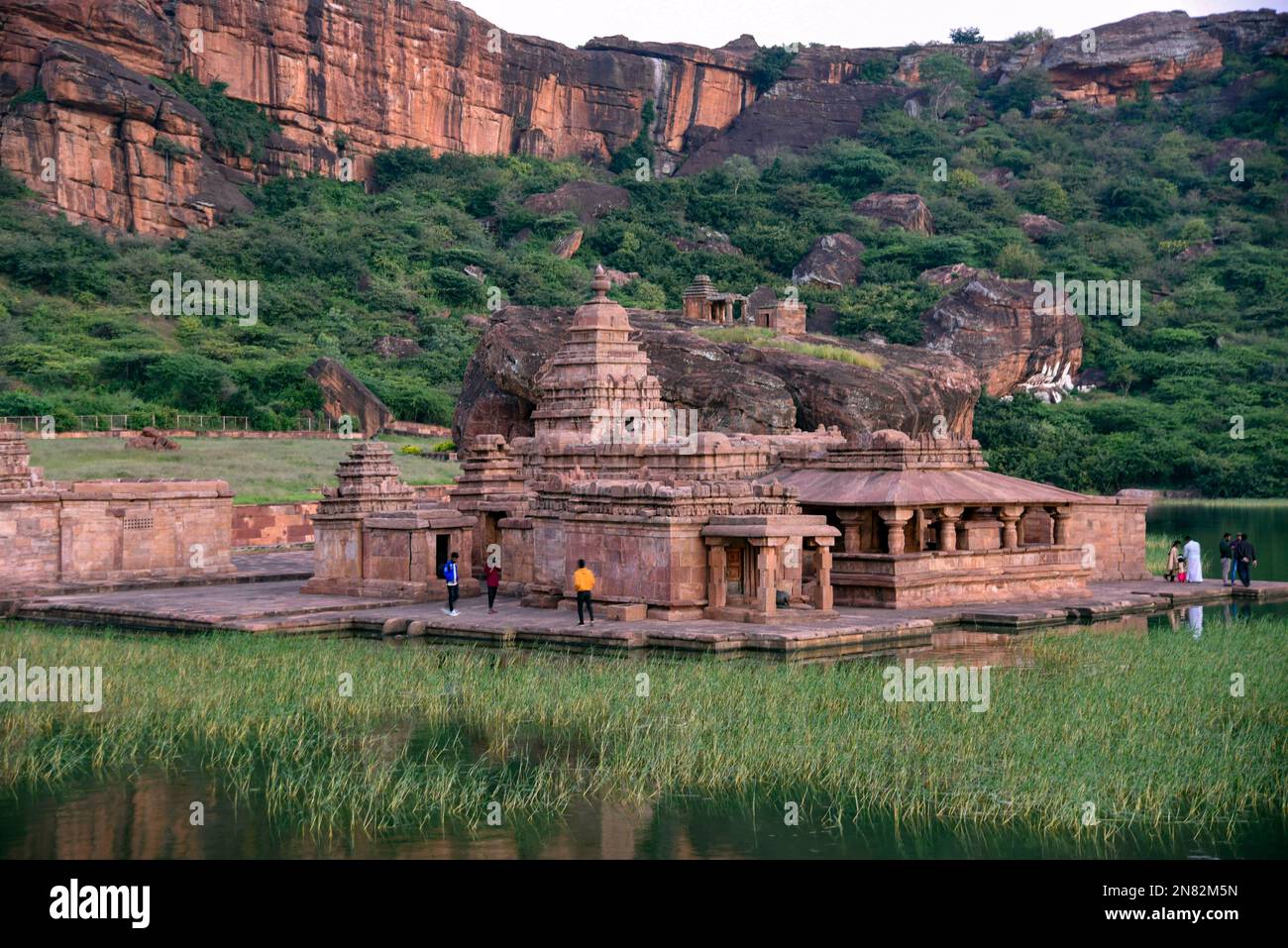 Sonnenuntergang am Bhutanatha-Tempel aus dem 5. Bis 7. Jahrhundert, erbaut im dravidianischen Stil am Ufer des Agastya-Sees in Karnataka, Indien Stockfoto