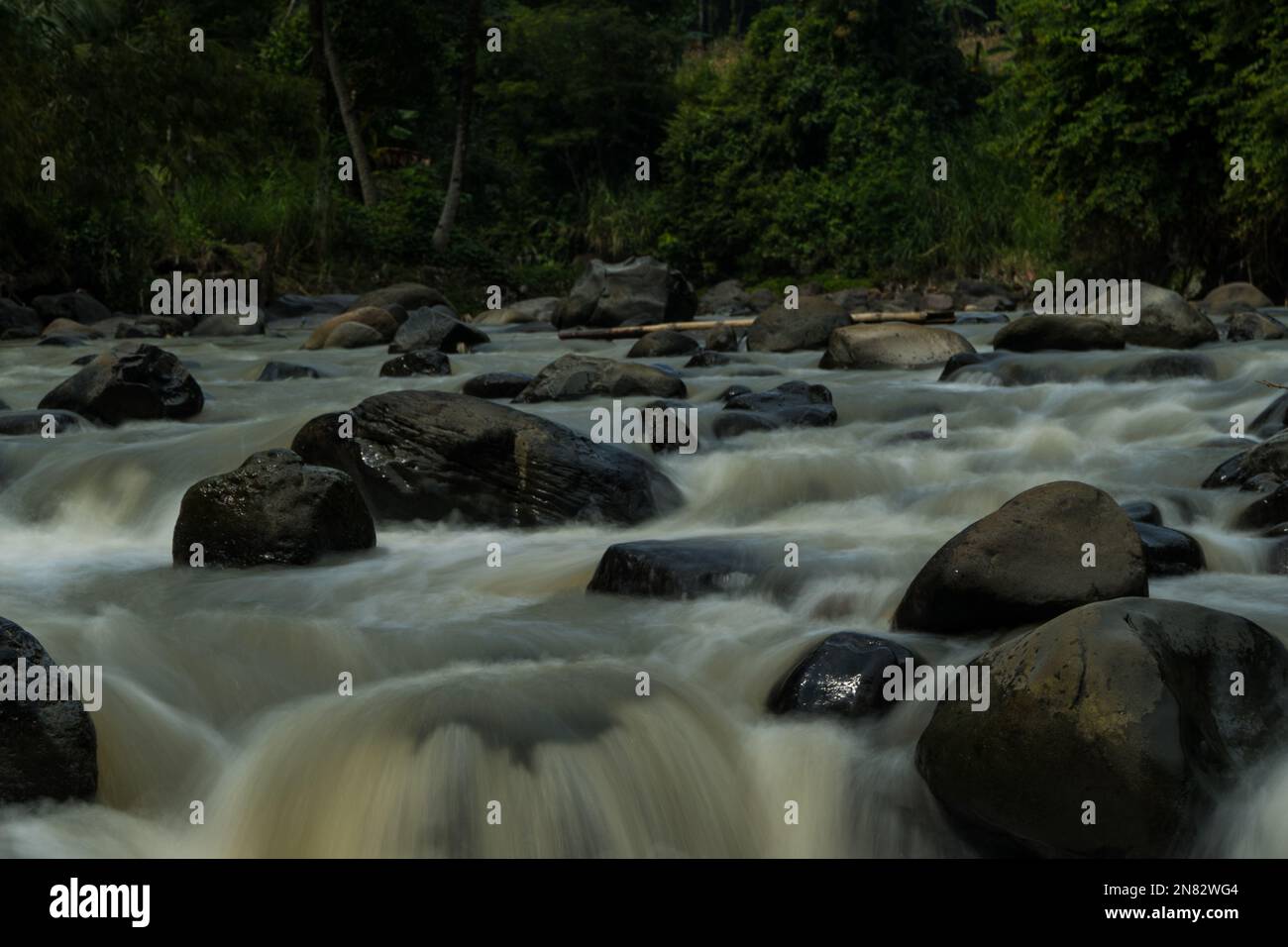 Felsiger Fluss von Kali Bojong, Salatiga, Zentral-Java. Indonesien. Langzeitbelichtung. Unscharfe Bewegungen. Stockfoto