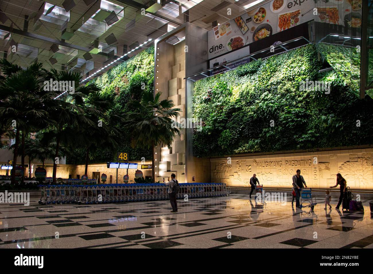 Innenseite des Changi International Airport in Singapur, einer der größten Verkehrsknotenpunkte in Südostasien. Die 100 besten Flughäfen der Welt. Stockfoto