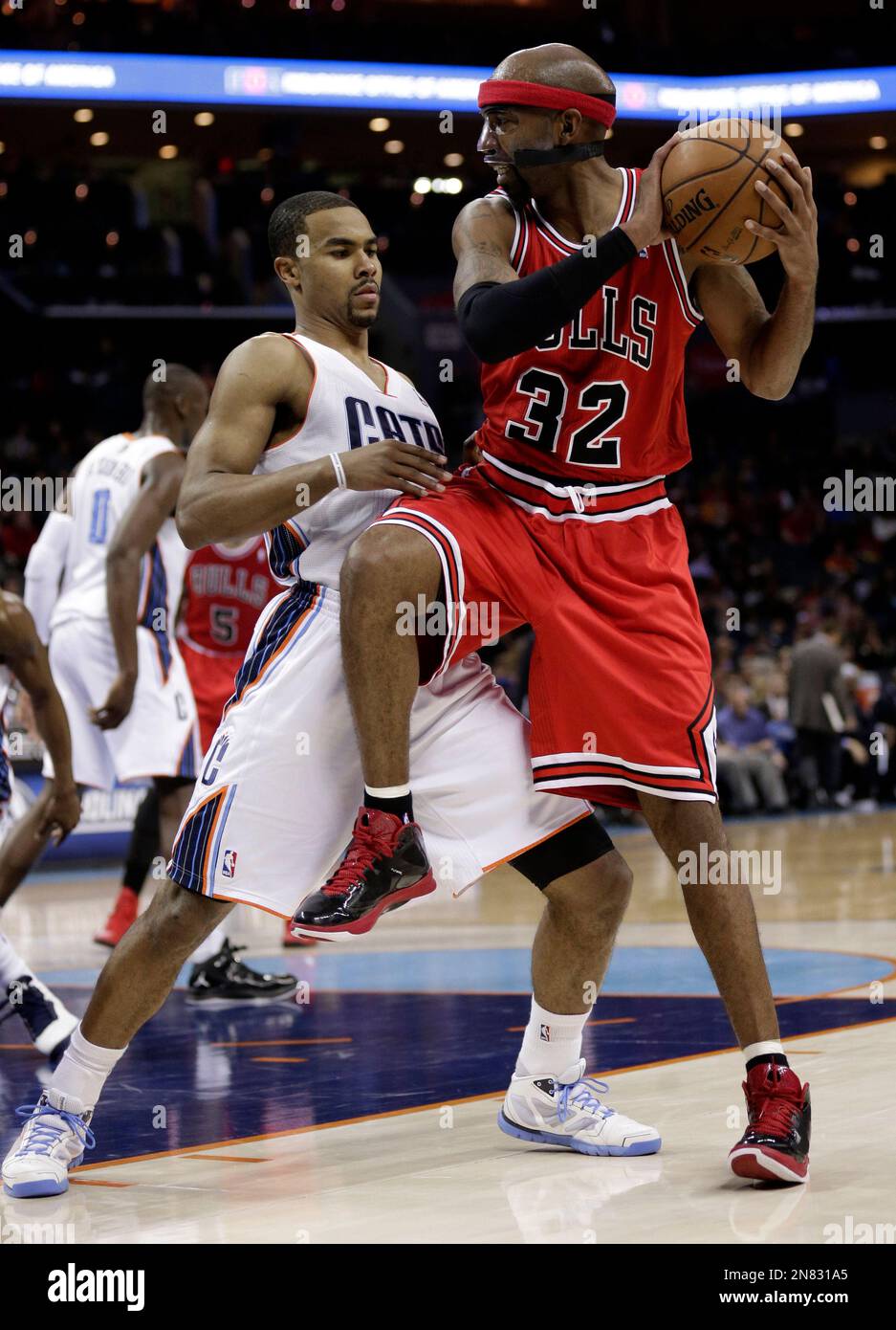 Chicago Bulls' Richard Hamilton, right, tries to move around Charlotte Bobcats' Ramon Sessions, left, during the second half of an NBA basketball game in Charlotte, N.C., Friday, Feb. 22, 2013. The Bulls won 105-75. (AP Photo/Chuck Burton) Stockfoto