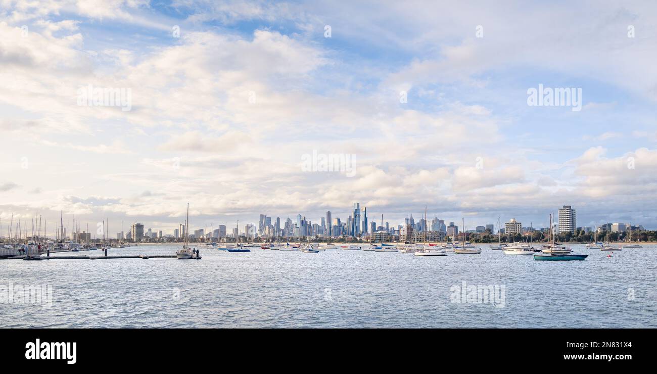 Melbourne, Victoria, Australien - Blick auf die Skyline der Stadt über Port Phillip Bay vom St. Kilda Pier Stockfoto