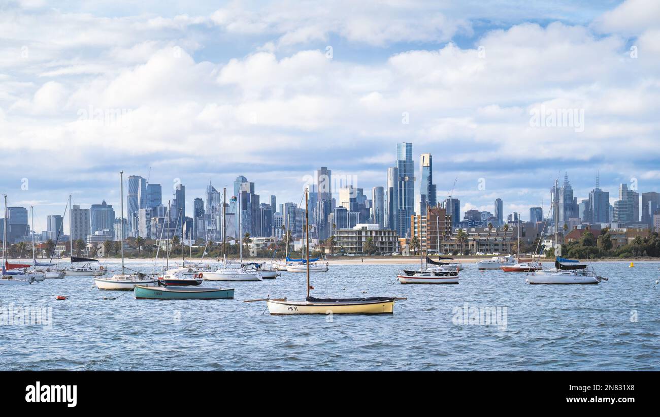 Melbourne, Victoria, Australien - Blick auf die Skyline der Stadt über Port Phillip Bay vom St. Kilda Pier Stockfoto