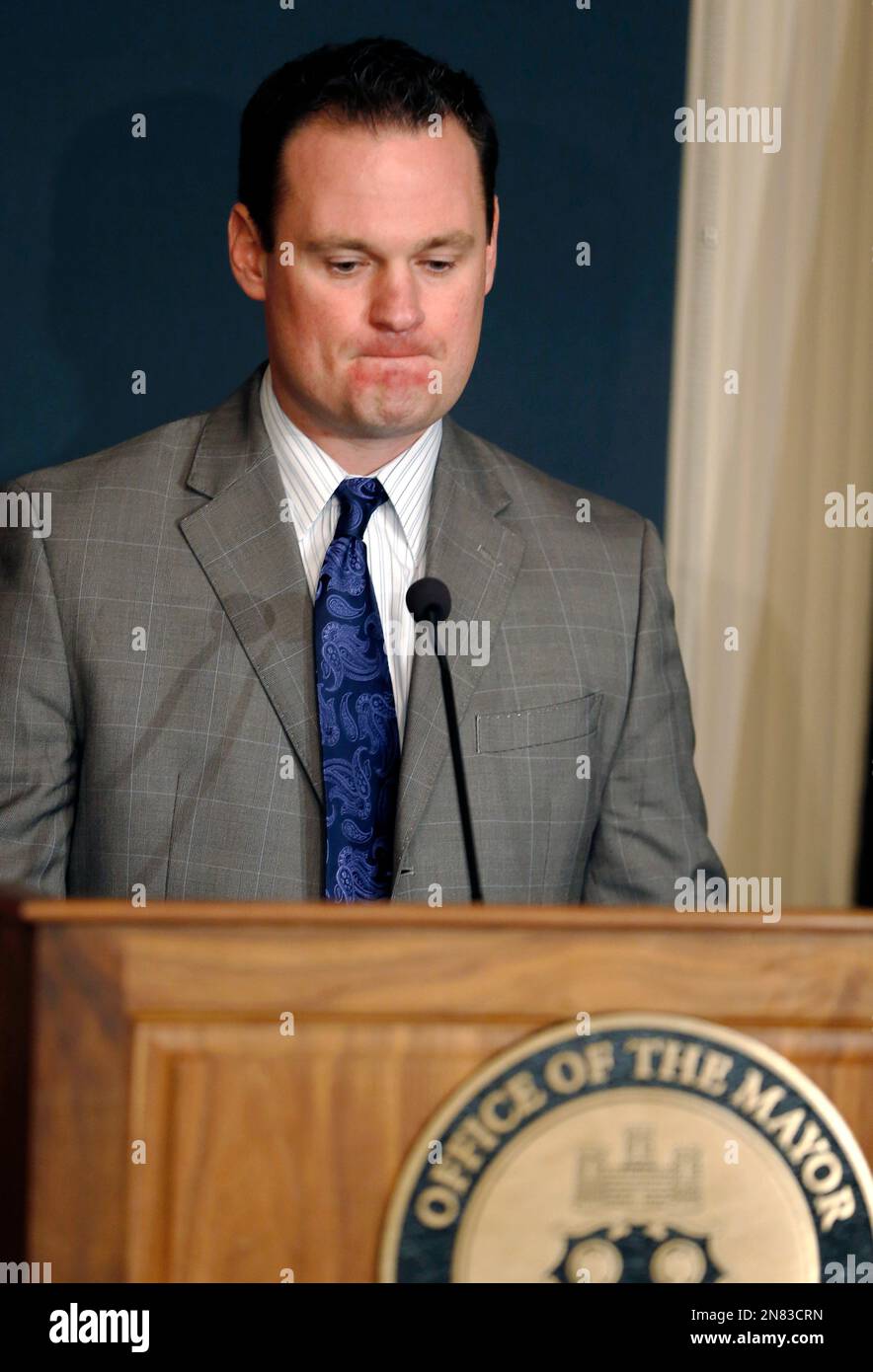 Pittsburgh Mayor Luke Ravenstahl speaks at a news conference on Wednesday, Feb. 20, 2013, in Pittsburgh. Pittsburgh Police Chief Nate Harper stepped down Wednesday at the behest of the city's mayor, who earlier in the day met with federal investigators amid a probe of police business. (AP Photo/Keith Srakocic) Stockfoto