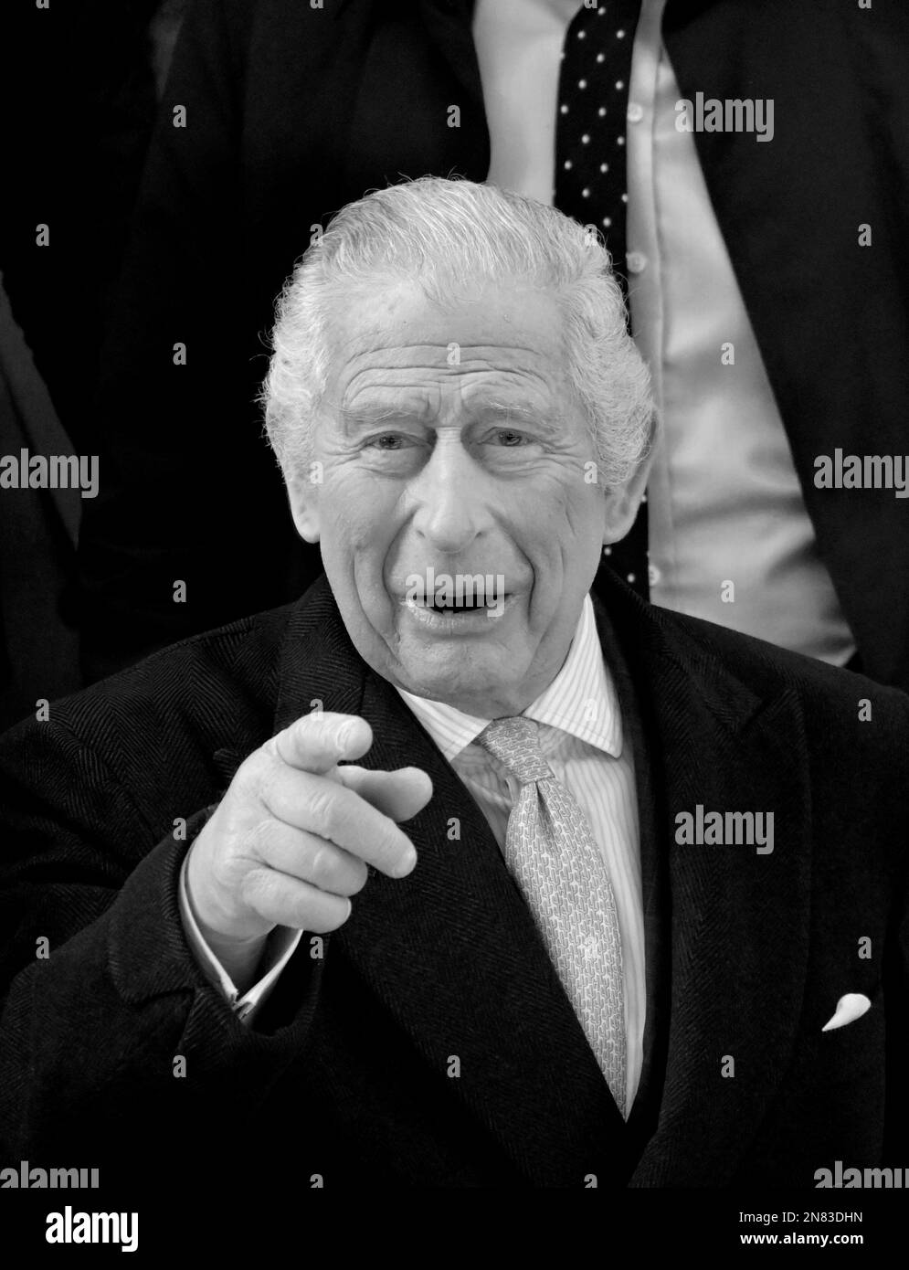König Karl III. Verlässt die Brick Lane Jamme Masjid Moschee am Ende seines Besuchs mit Camilla in der Bangladeshi Gemeinde im östlichen Ende von Londo Stockfoto