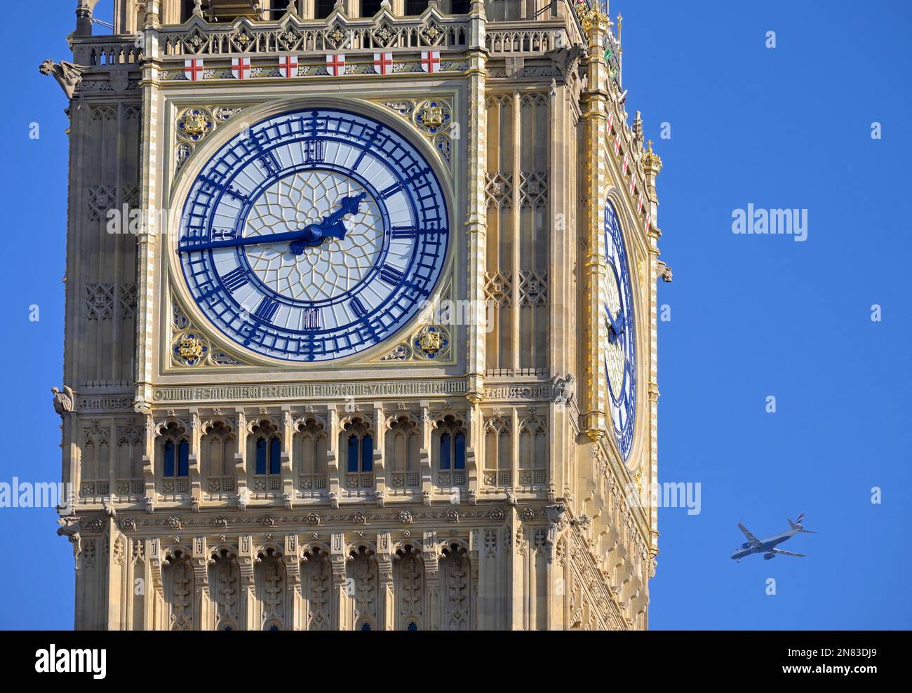 London, England, Großbritannien. Flugzeuge von British Airways, die hinter Big Ben (Elizabeth Tower) in Westminster fliegen Stockfoto