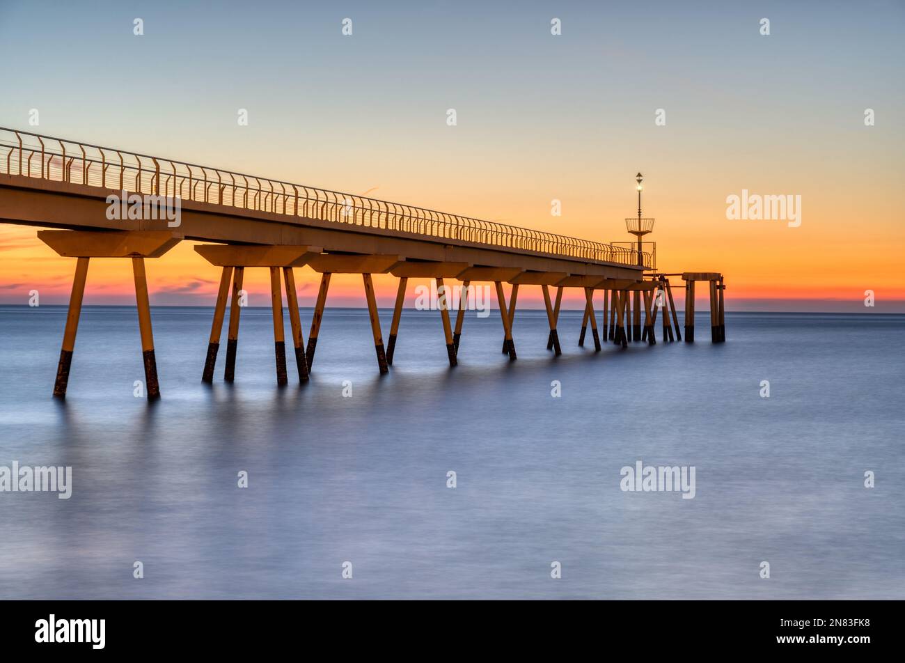 Die Seebrücke von Badalona in Spanien vor Sonnenaufgang Stockfoto