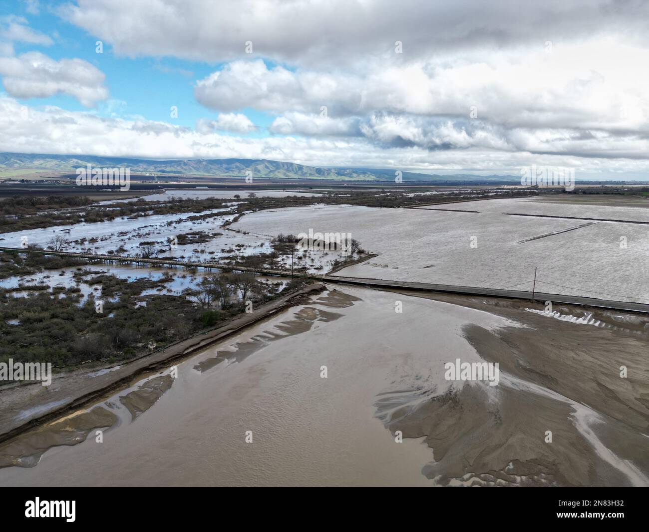 Gonzales, USA, 13. Januar 2023 der Salinas River überfließt auf dieses Feld und untergräbt die Aufnahmen der Gonzales River Road während einer Reihe von Regenstürmen. Paul Kuroda/Alamy Stock Photo Stockfoto