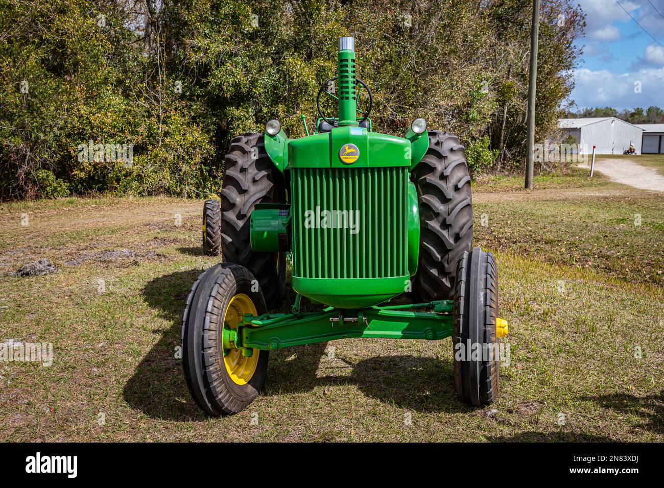 Fort Meade, Florida - 22. Februar 2022: Perspektivische Vorderansicht eines John Deere Model R 1949 auf einer lokalen Traktormesse. Stockfoto