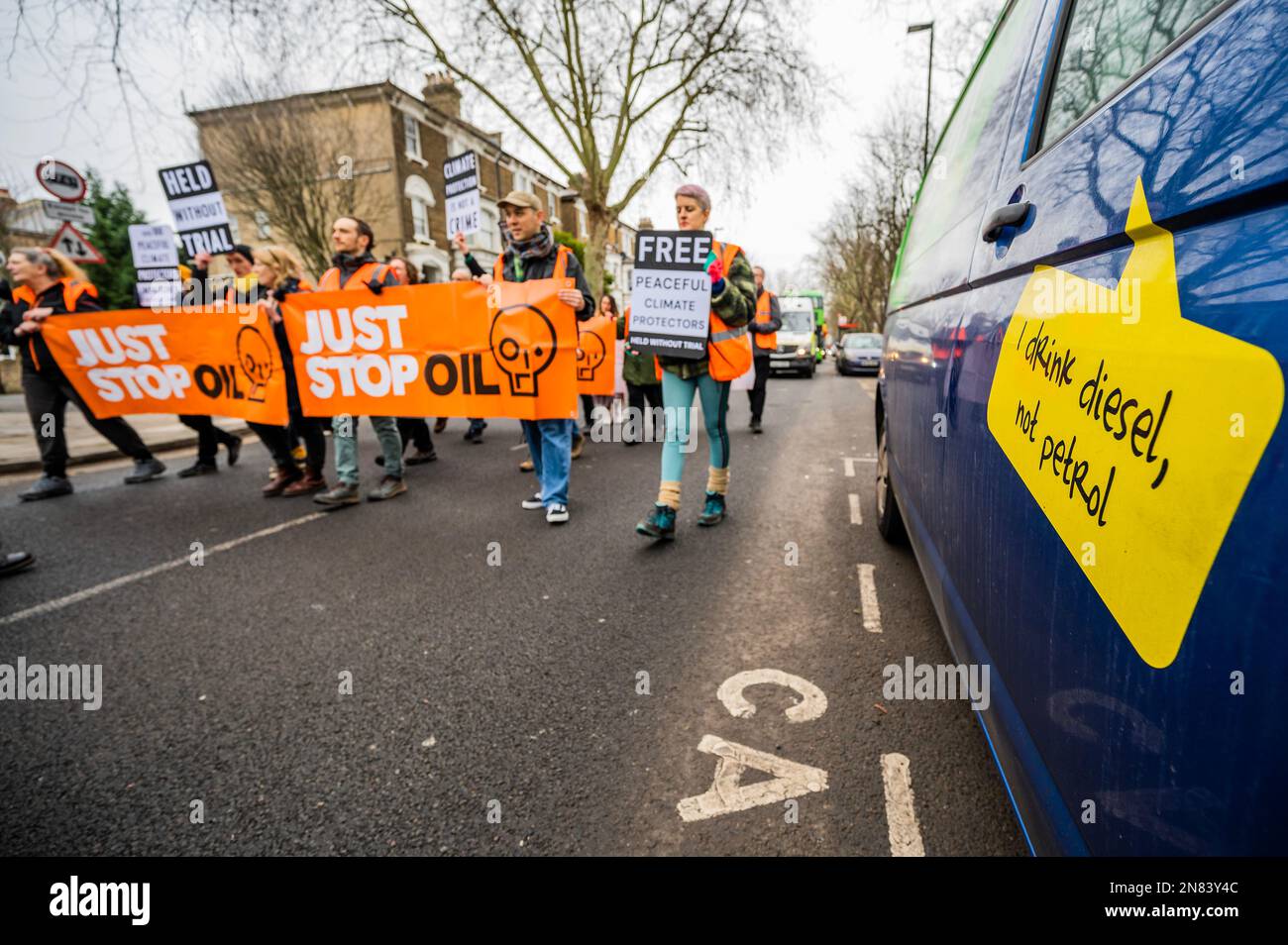 London, Großbritannien. 11. Februar 2023. Stoppen Sie die Ölproteste vor dem Pentonville Gefängnis und marschieren Sie durch die Gegend, um den Verkehr zu verlangsamen, zur Unterstützung der inhaftierten Kollegen. Das übergeordnete Ziel der Gruppe besteht darin, die Regierung dazu zu bewegen, alle neuen Ölfelder zu stoppen. Als Teil der Bemühungen, die Klimakrise zu vermeiden. Kredit: Guy Bell/Alamy Live News Stockfoto