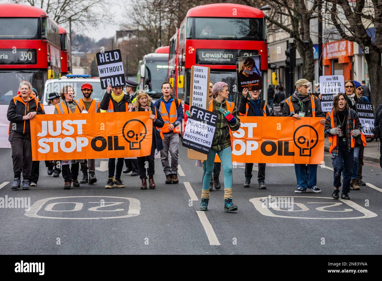 London, Großbritannien. 11. Februar 2023. Stoppen Sie den Ölprotest vor dem Pentonville-Gefängnis, um die inhaftierten Kollegen zu unterstützen. Das übergeordnete Ziel der Gruppe besteht darin, die Regierung dazu zu bewegen, alle neuen Ölfelder zu stoppen. Als Teil der Bemühungen, die Klimakrise zu vermeiden. Kredit: Guy Bell/Alamy Live News Stockfoto