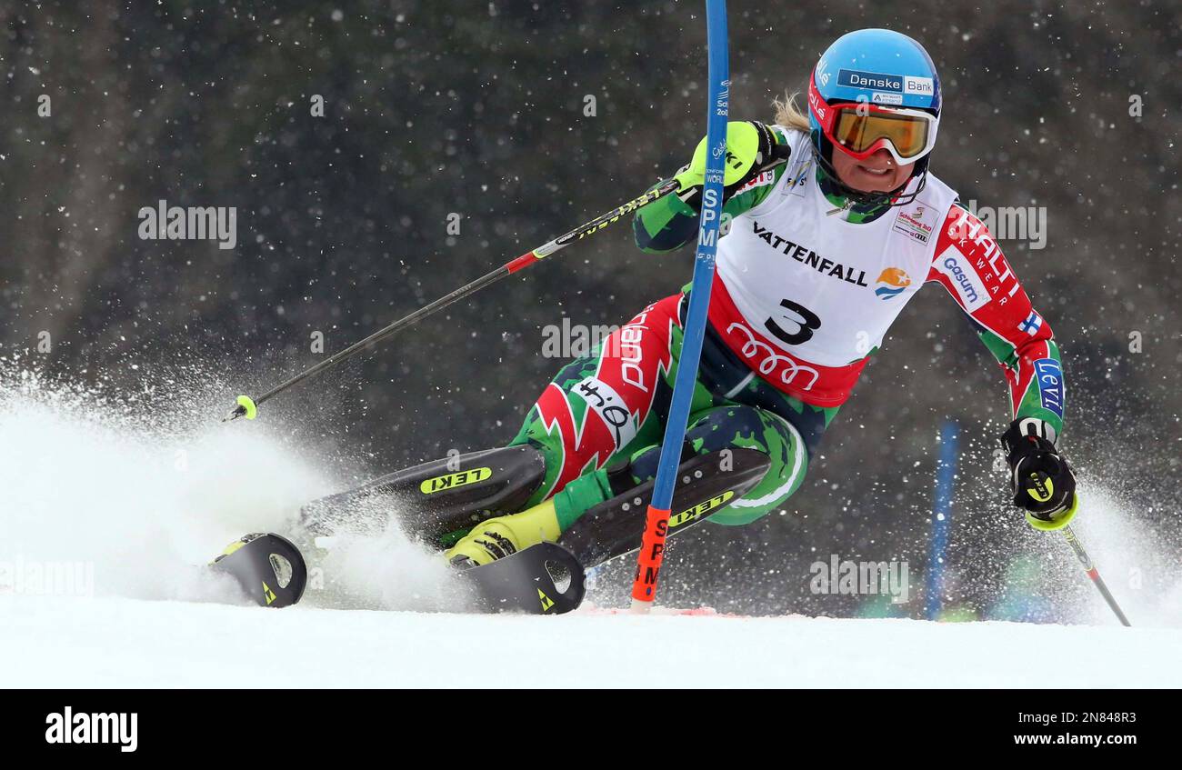 Finland's Tanja Poutiainen clears a gate during the first run of the women's slalom, at the Alpine skiing world championships in Schladming, Austria, Saturday, Feb.16, 2013. (AP Photo/Luca Bruno) Stockfoto