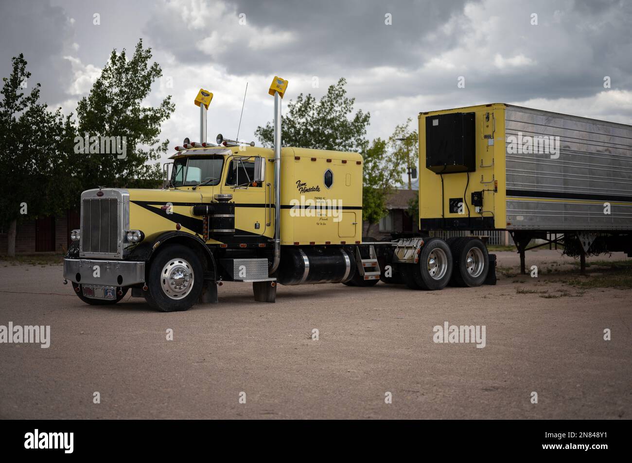 Ein alter gelber Peterbilt-Truck, der auf dem Feld in Kingman, USA, geparkt hat Stockfoto