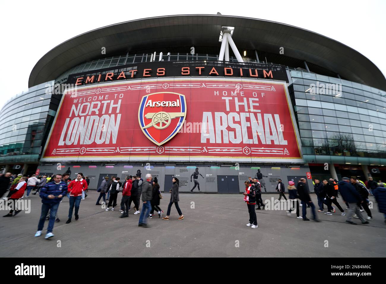 Neue Kunstwerke an der Außenseite des Stadions vor dem Spiel der Premier League im Emirates Stadium, London. Foto: Samstag, 11. Februar 2023. Stockfoto