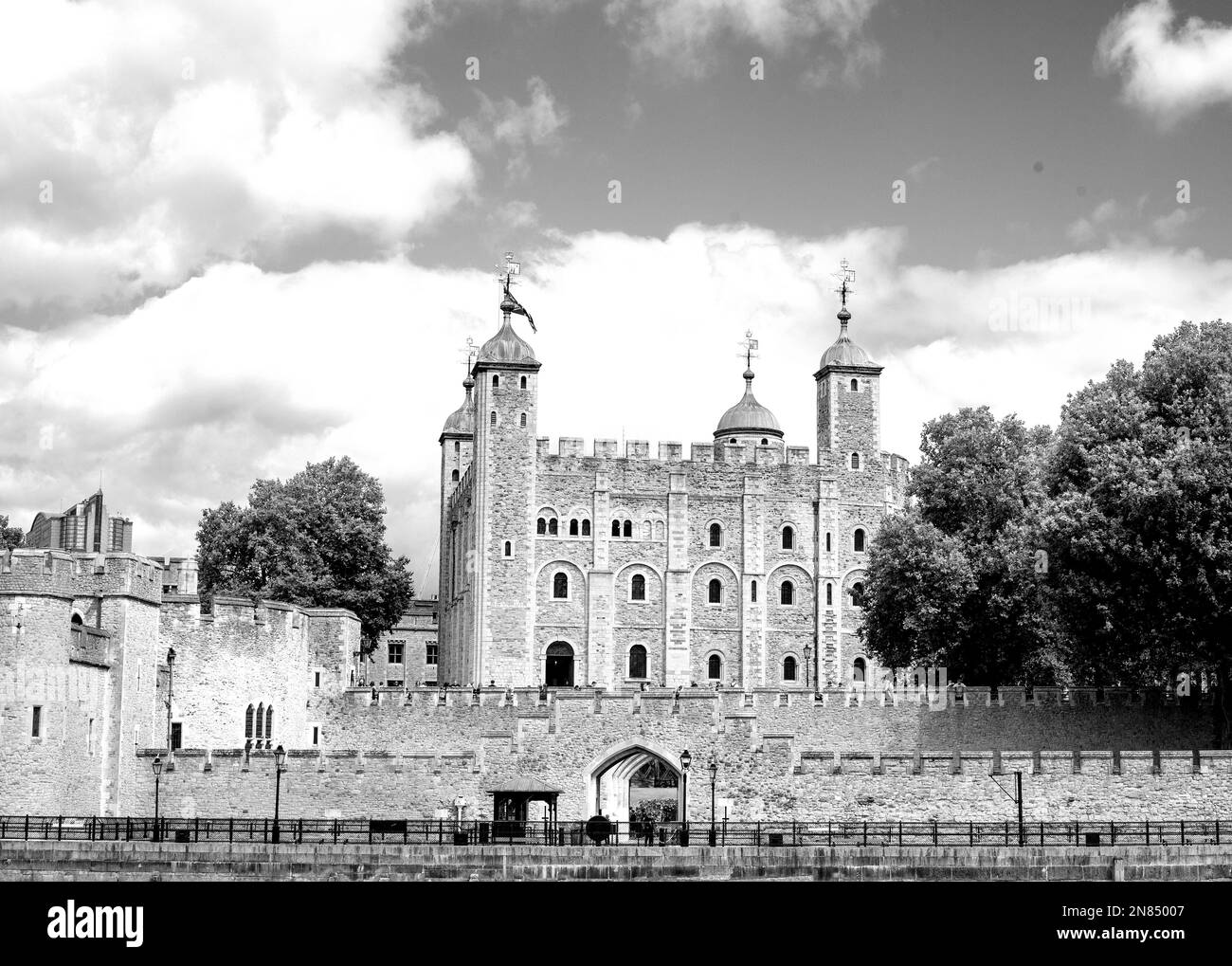 Tower of London mit einem wolkigen Himmel in Schwarz und Weiß Stockfoto