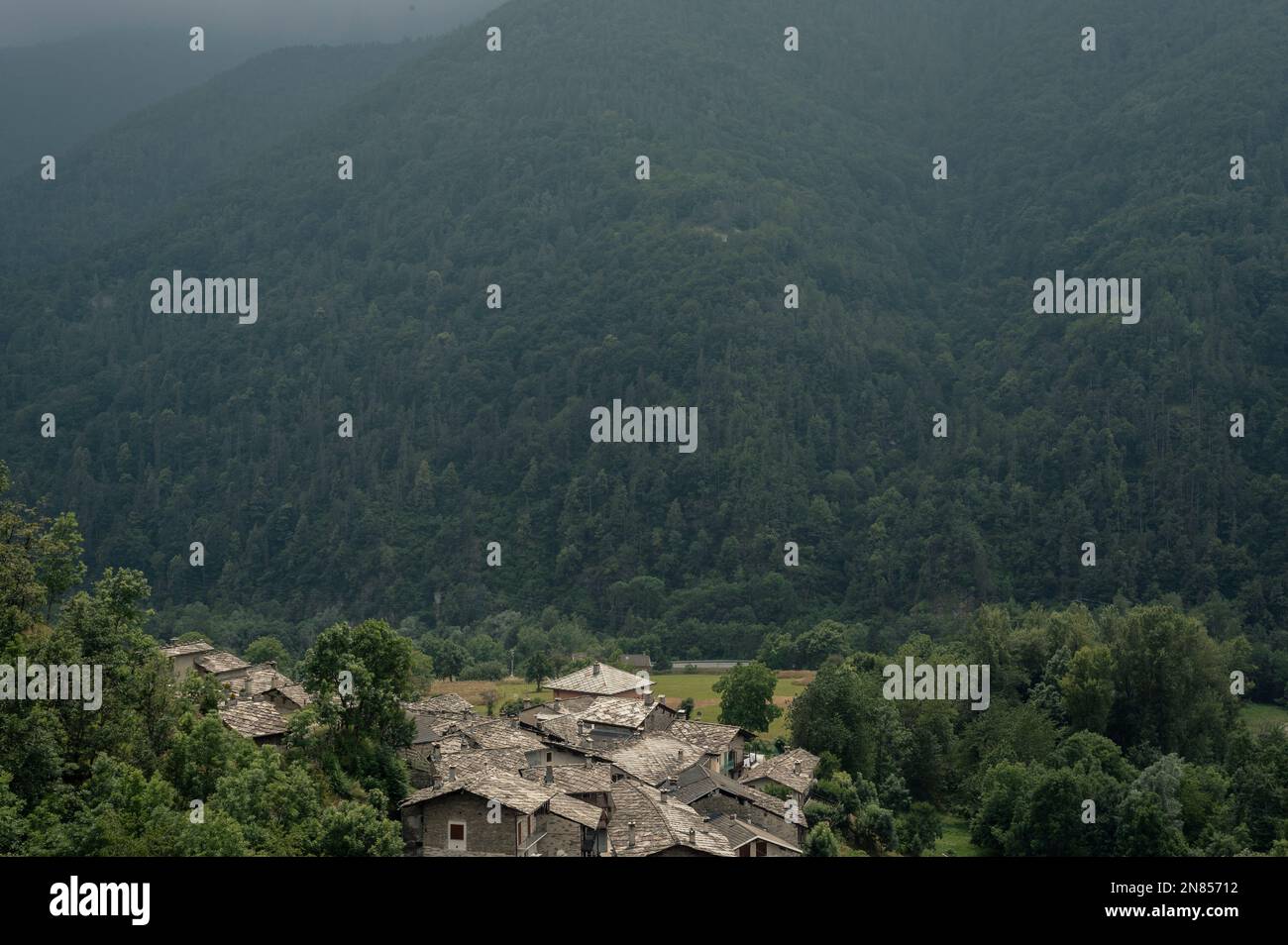 Stadt Rore, Varaita-Tal (Cuneo, Piedmont), Italien. Die Steindächer des Dorfes Rore im Herbst Stockfoto