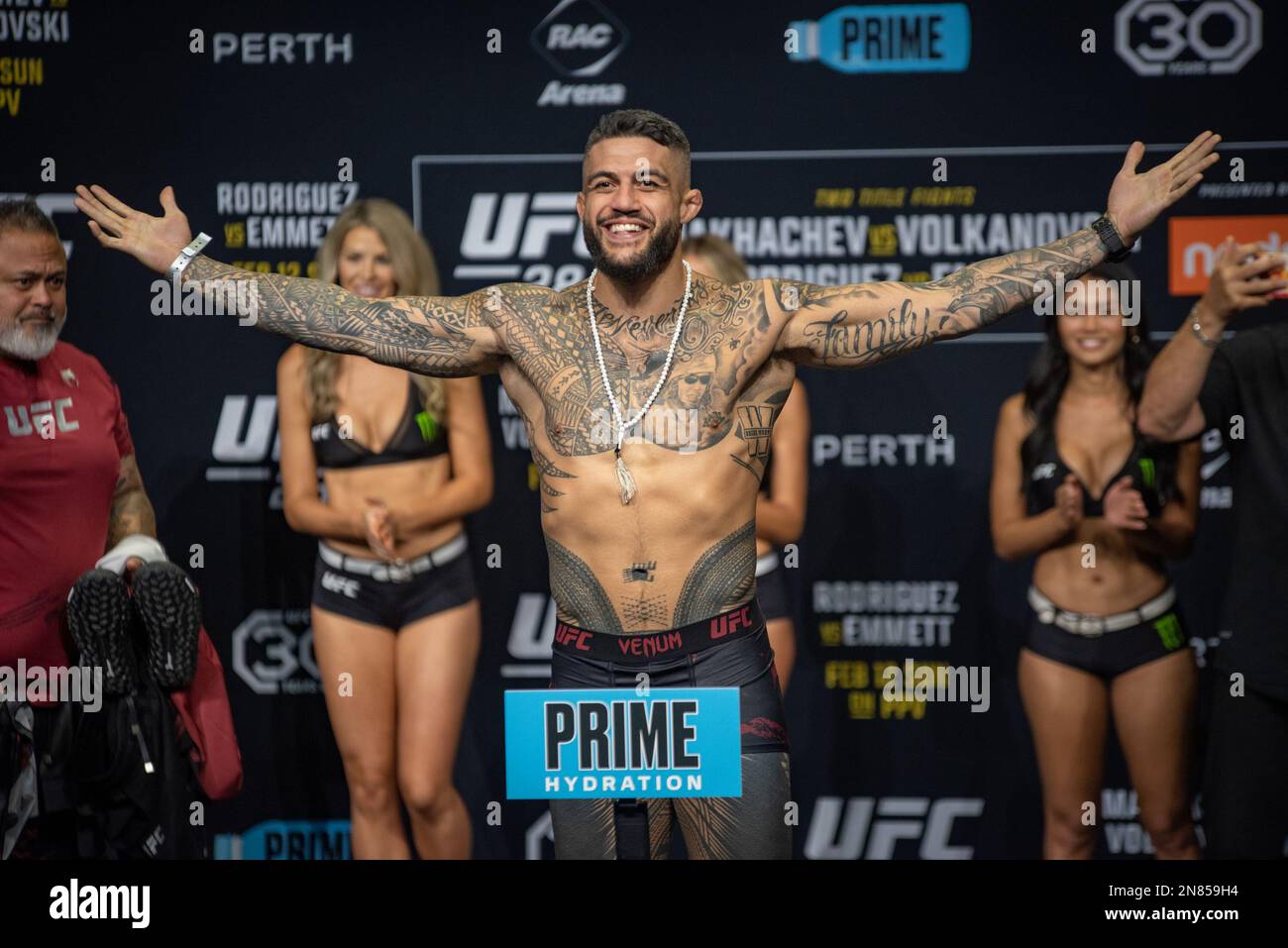 PERTH, AUSTRALIEN - FEBRUAR 11: Tyson Pedro wiegt mit 206 kg auf dem UFC 284 und wiegt vor seinem Kampf auf dem UFC 284: Makhachev gegen Volkanovski in der RAC Arena am 12. Februar 2023 in Perth, Westaustralien, Australien. (Foto: Matt Davies/PxImages) Kredit: Px Images/Alamy Live News Stockfoto