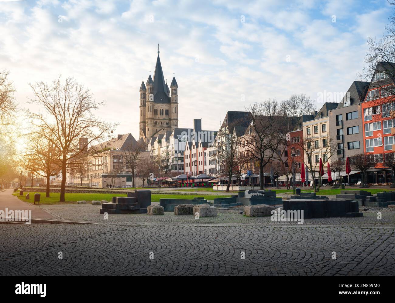 Rheinpromenade und Great St. Martin Church - Köln, Deutschland Stockfoto