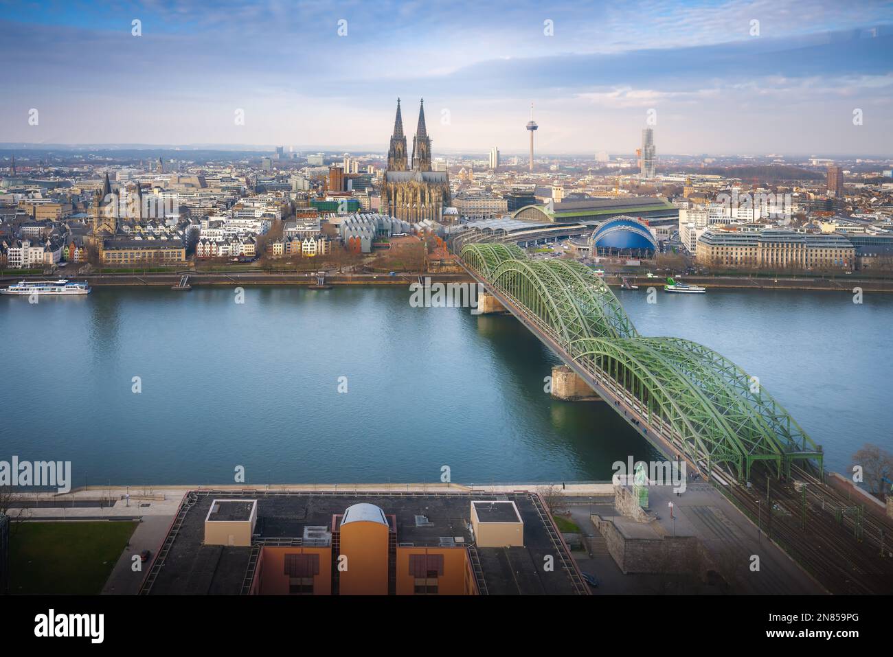 Köln aus der Vogelperspektive mit Dom und Hohenzollerbrücke - Köln, Deutschland Stockfoto