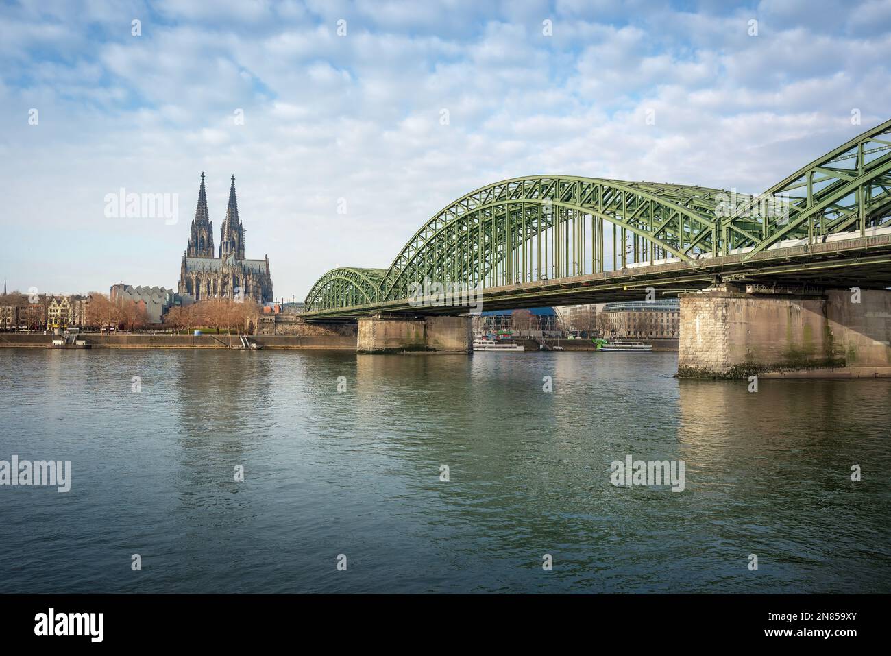 Kölner Skyline mit Dom und Hohenzollernbrücke - Köln, Deutschland Stockfoto