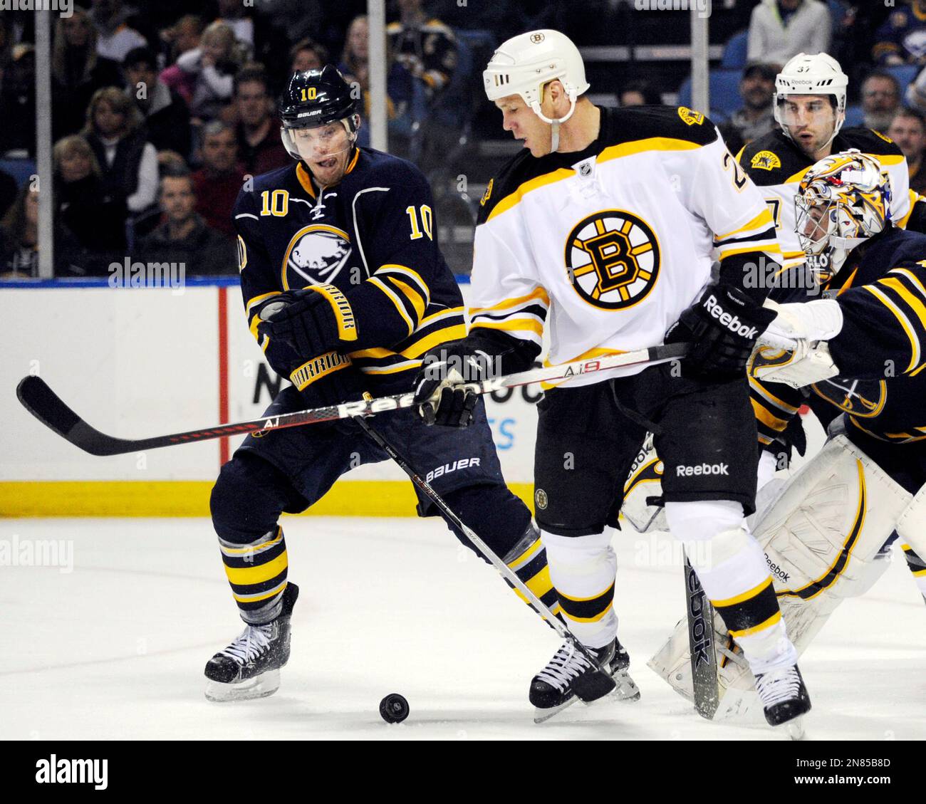 Buffalo Sabres defenseman Christian Ehrhoff (10), of Germany, battles for the puck with Boston Bruins left winger Shawn Thornton (22) in front of the goal during the first period of an NHL hockey game in Buffalo, N.Y., Sunday, Feb. 10, 2013. Boston won 3-1. (AP Photo/Gary Wiepert) Stockfoto
