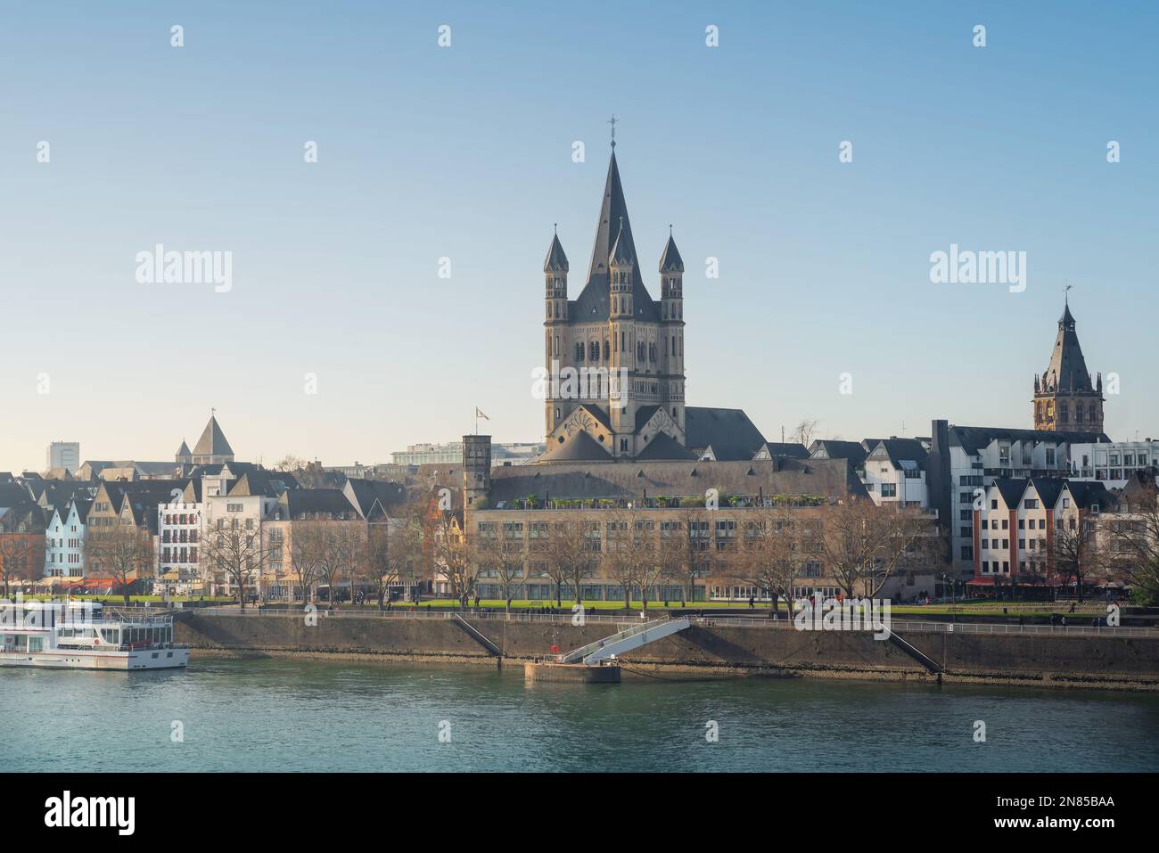 Tolles St. Martin-Kirche und Rhein - Köln, Deutschland Stockfoto