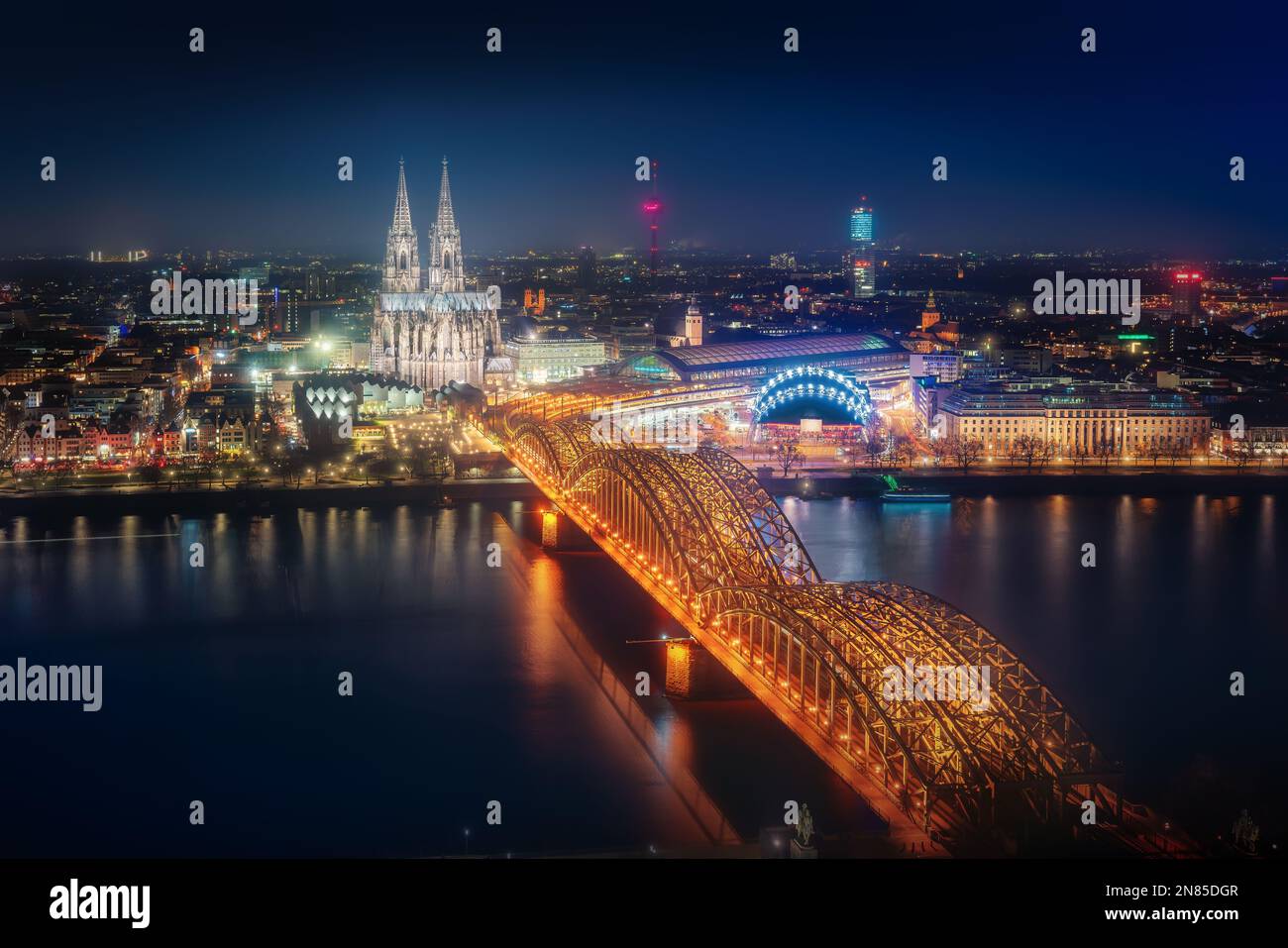 Köln aus der Vogelperspektive bei Nacht mit Dom und Hohenzollerbrücke - Köln, Deutschland Stockfoto