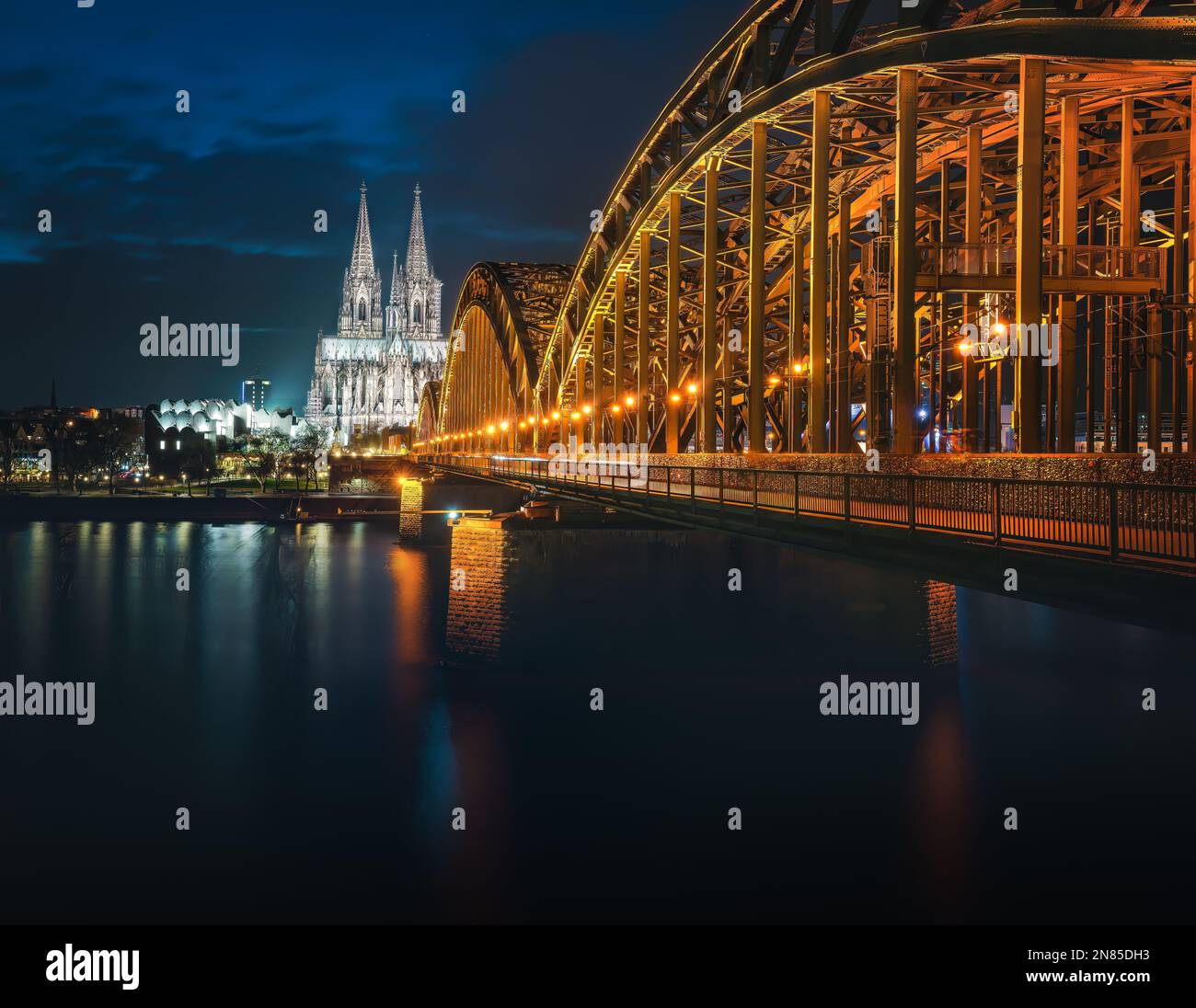 Köln Skyline mit Dom und Hohenzollerbrücke bei Nacht - Köln, Deutschland Stockfoto
