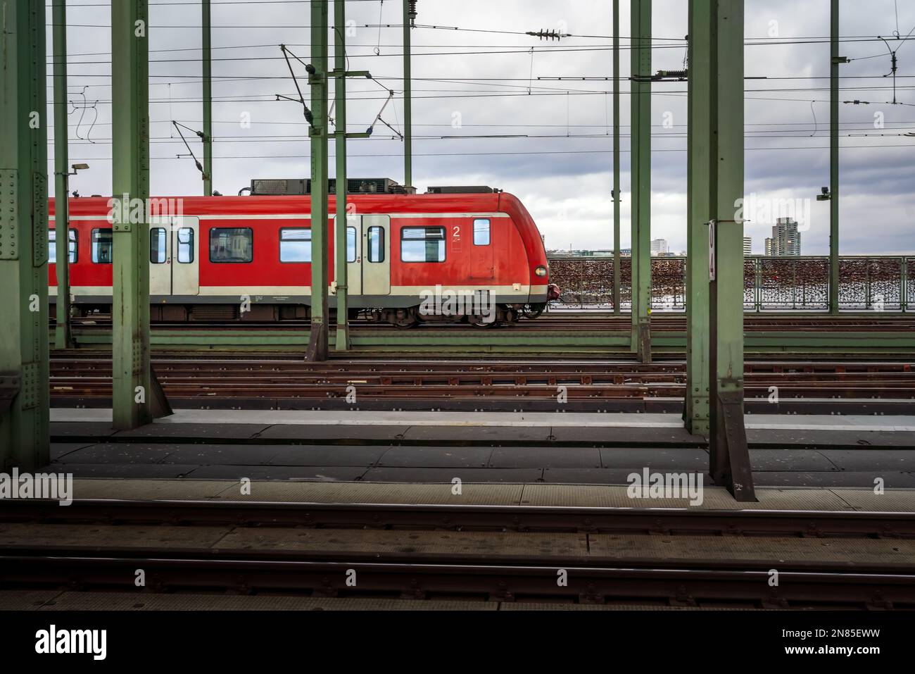 Roter Zug an der Hohenzollernbrücke - Köln, Deutschland Stockfoto